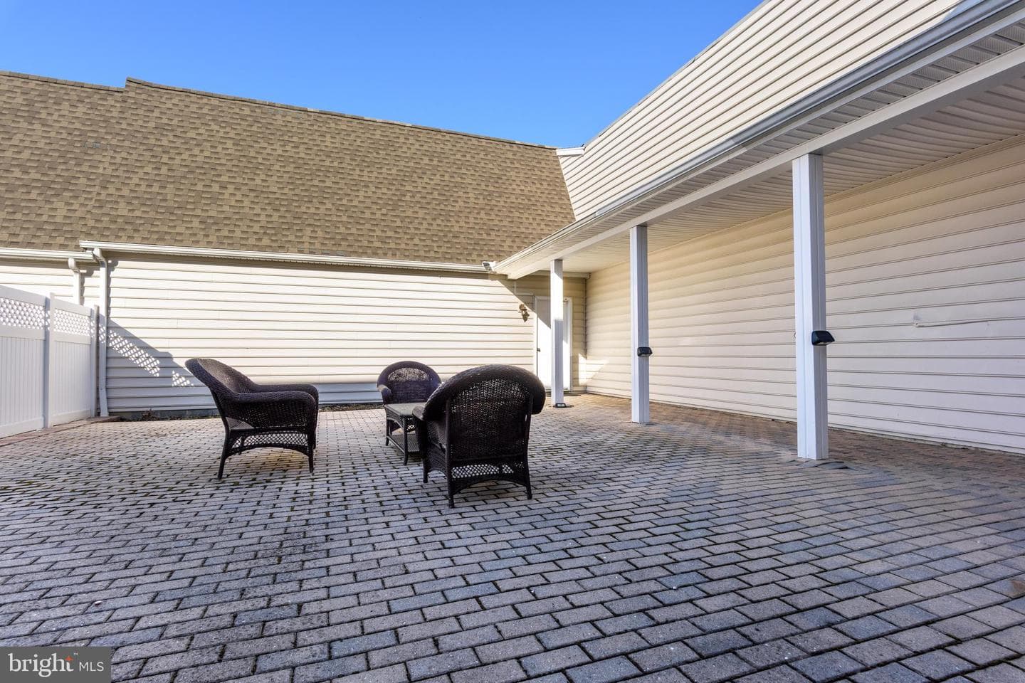 10 Jamestown Square photo 4