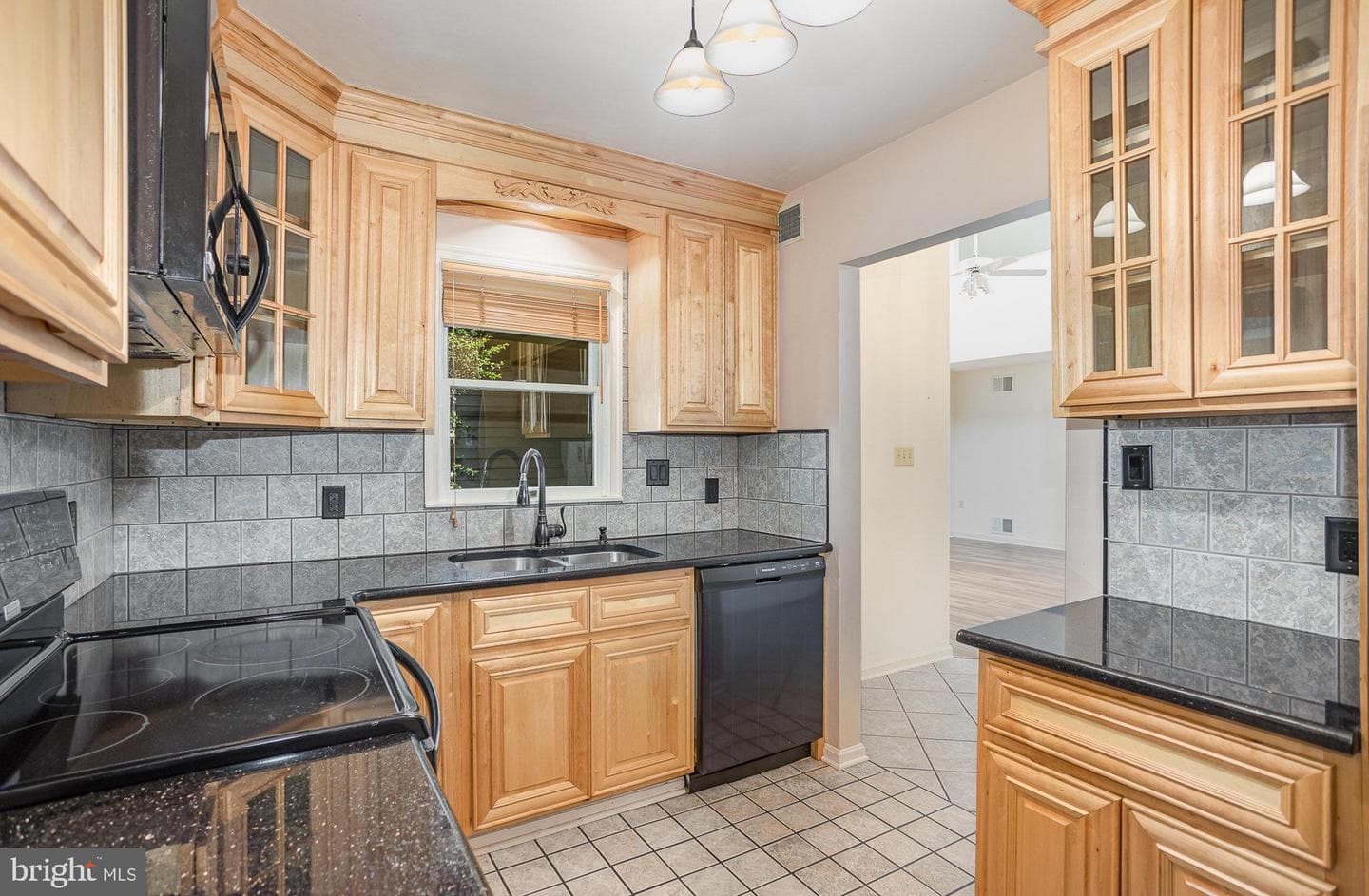 1455 Maplewood Drive photo 10