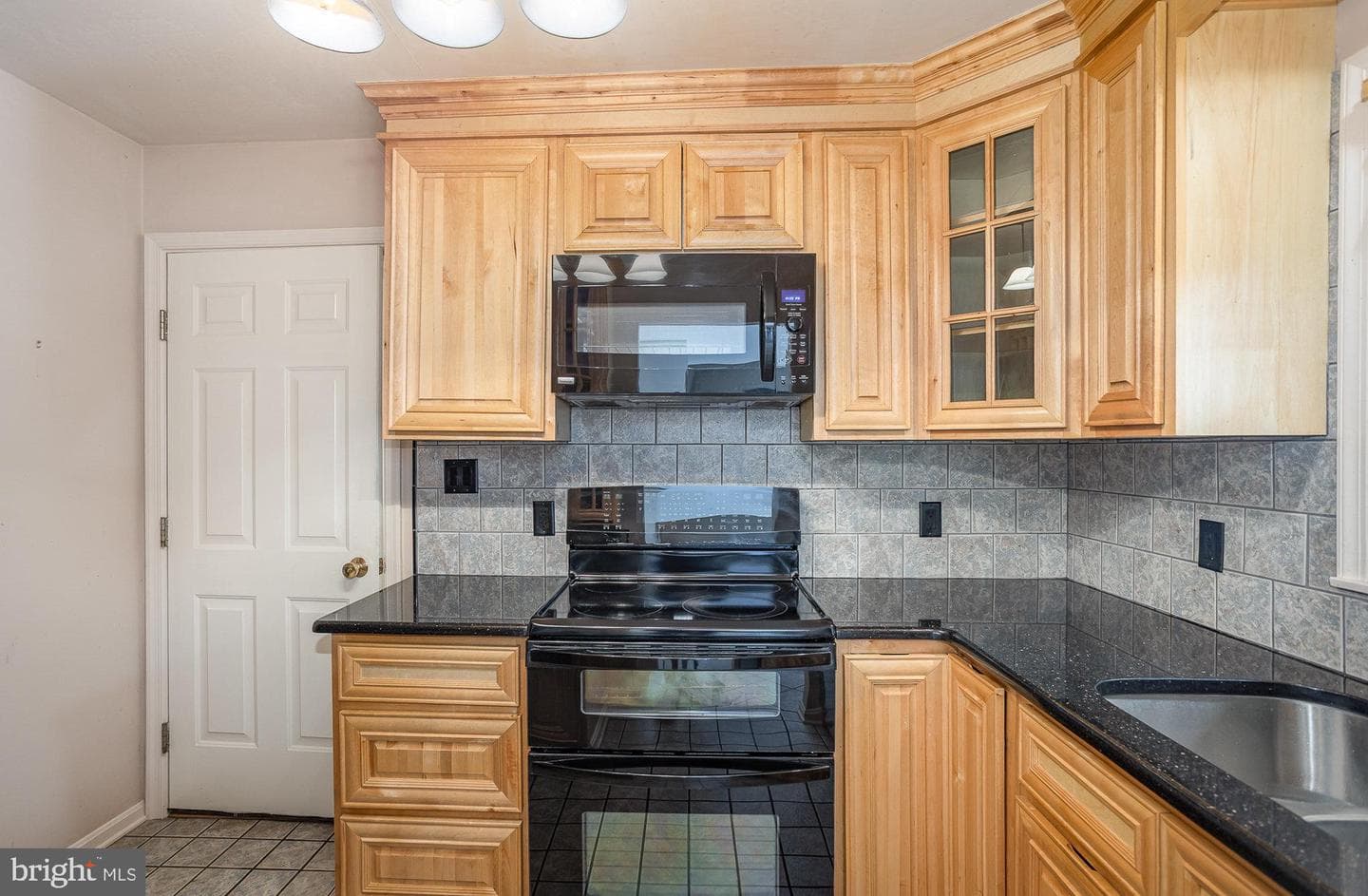 1455 Maplewood Drive photo 11