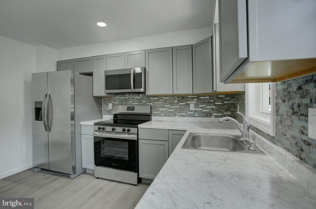 164 E Penn Street photo 9