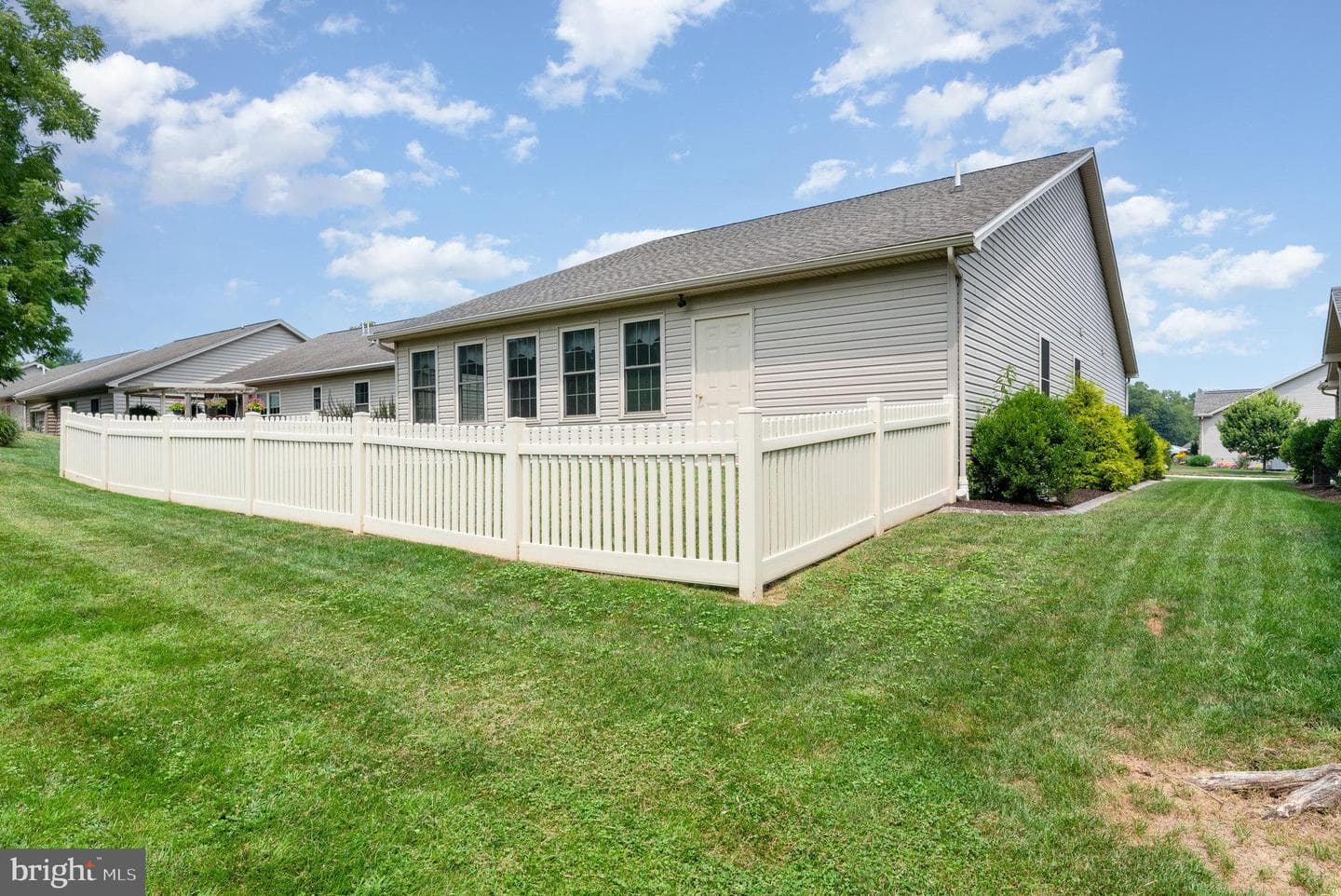 103 Thorncroft Drive photo 27