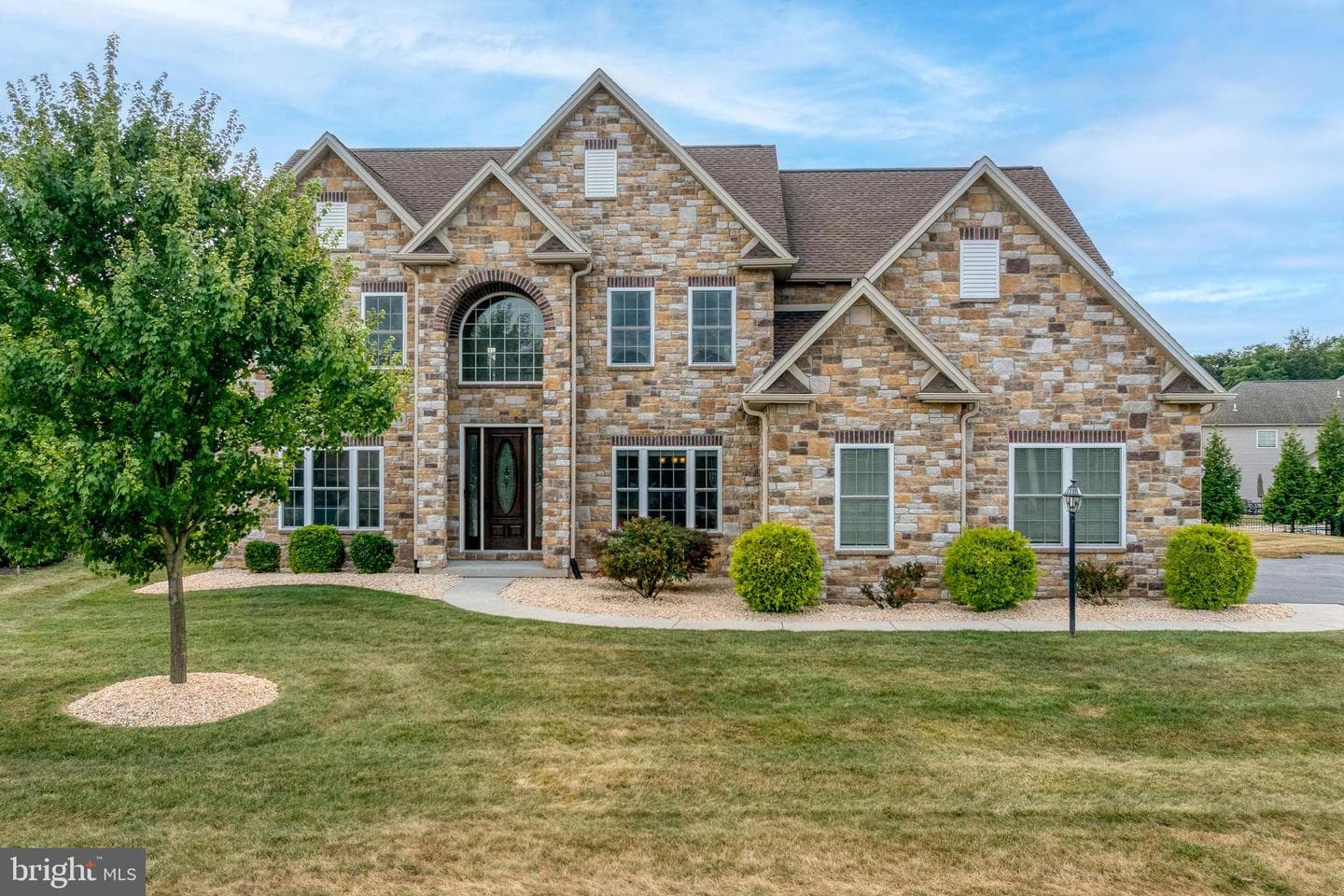 1431 Summit Way photo 1