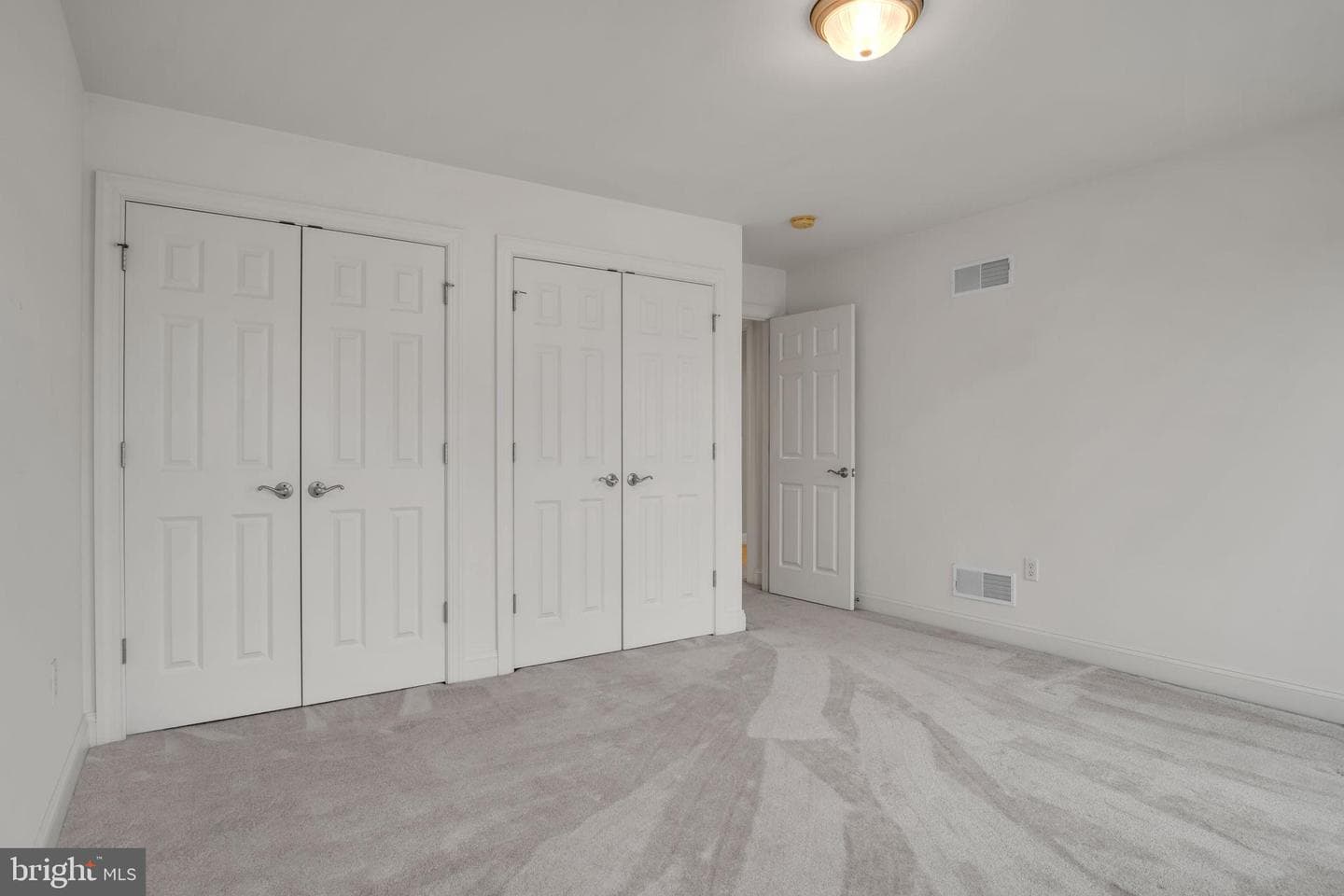 6 Jamestown Square photo 33