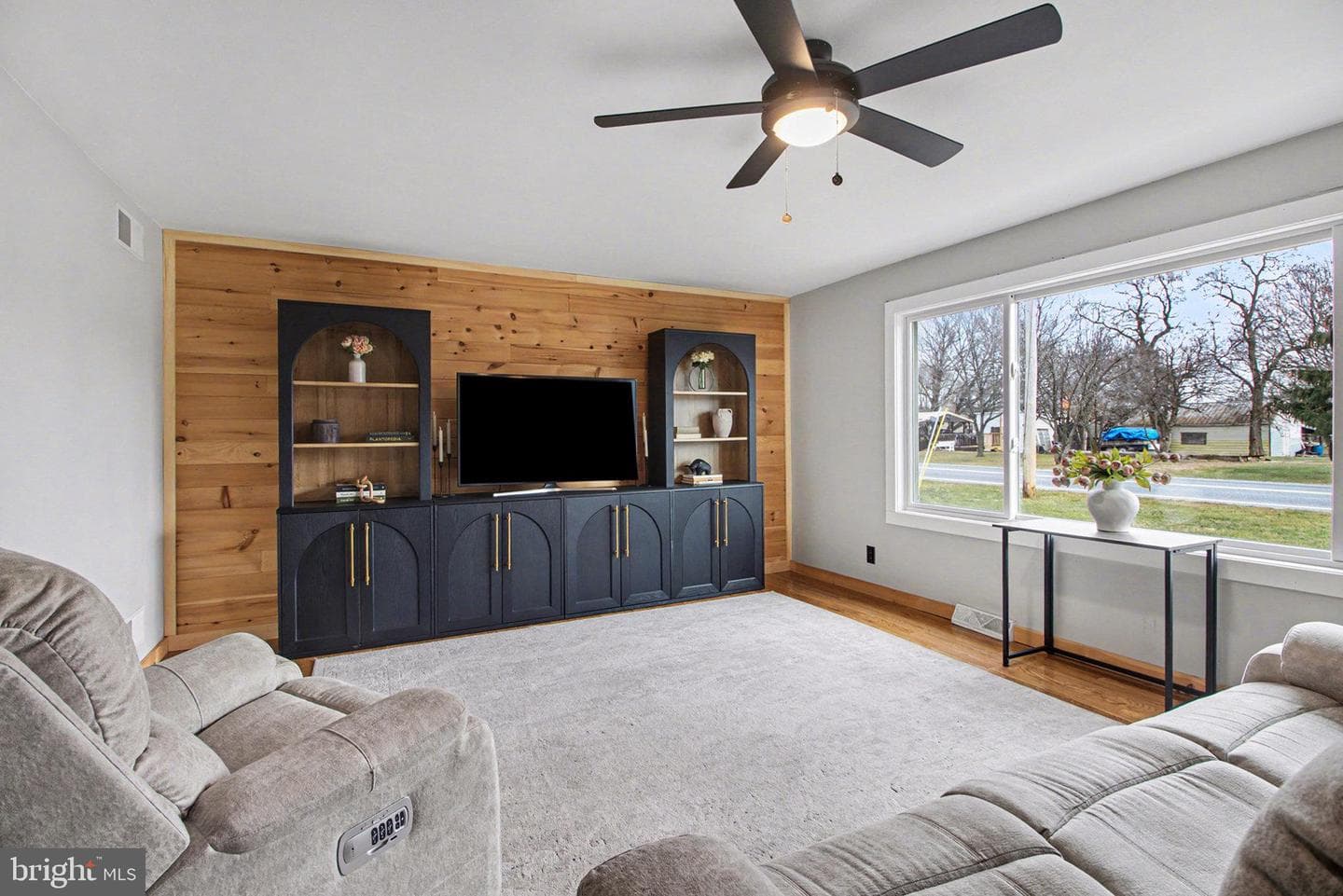 7 Strohm Road photo 2