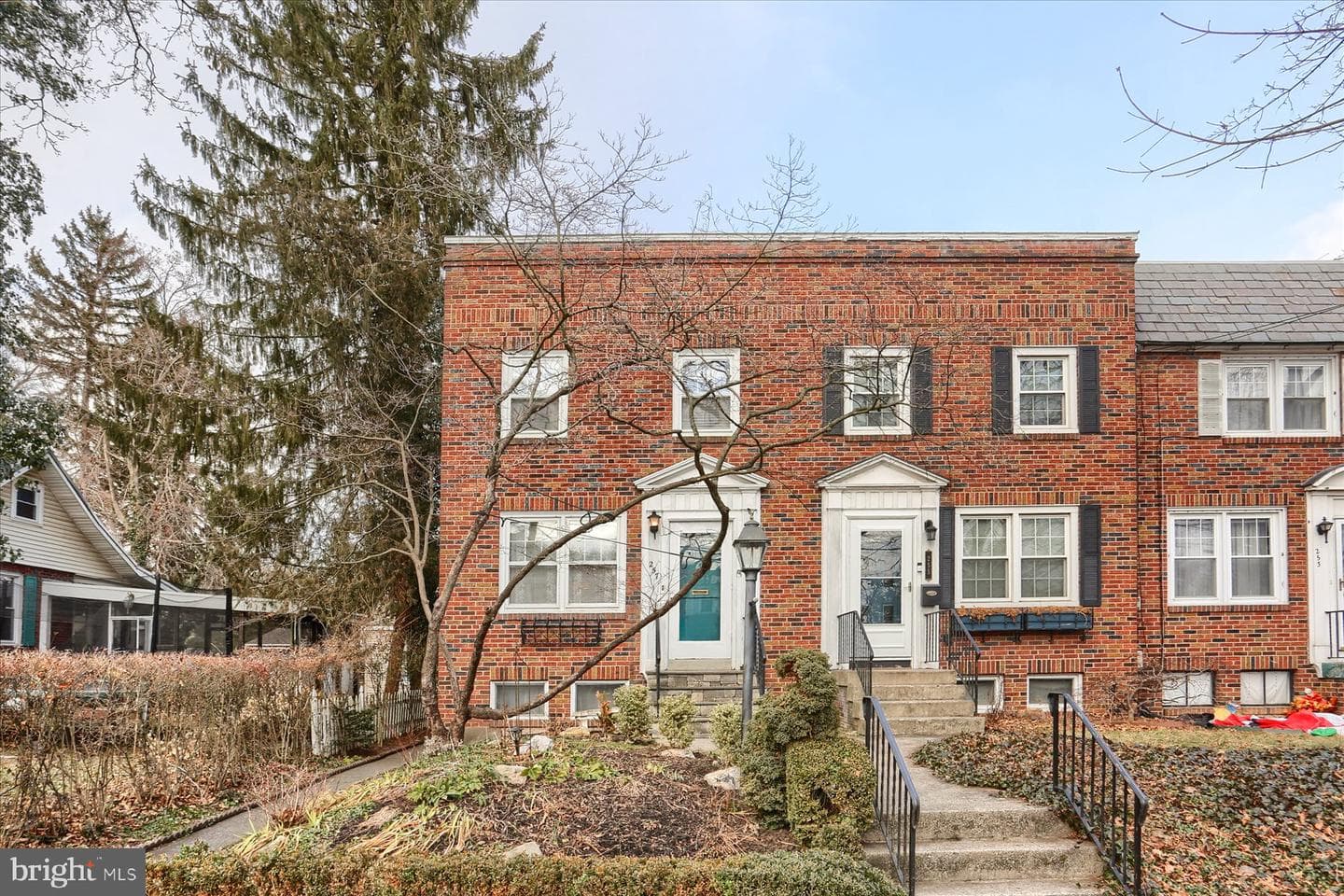 257 W Willow Street photo 2