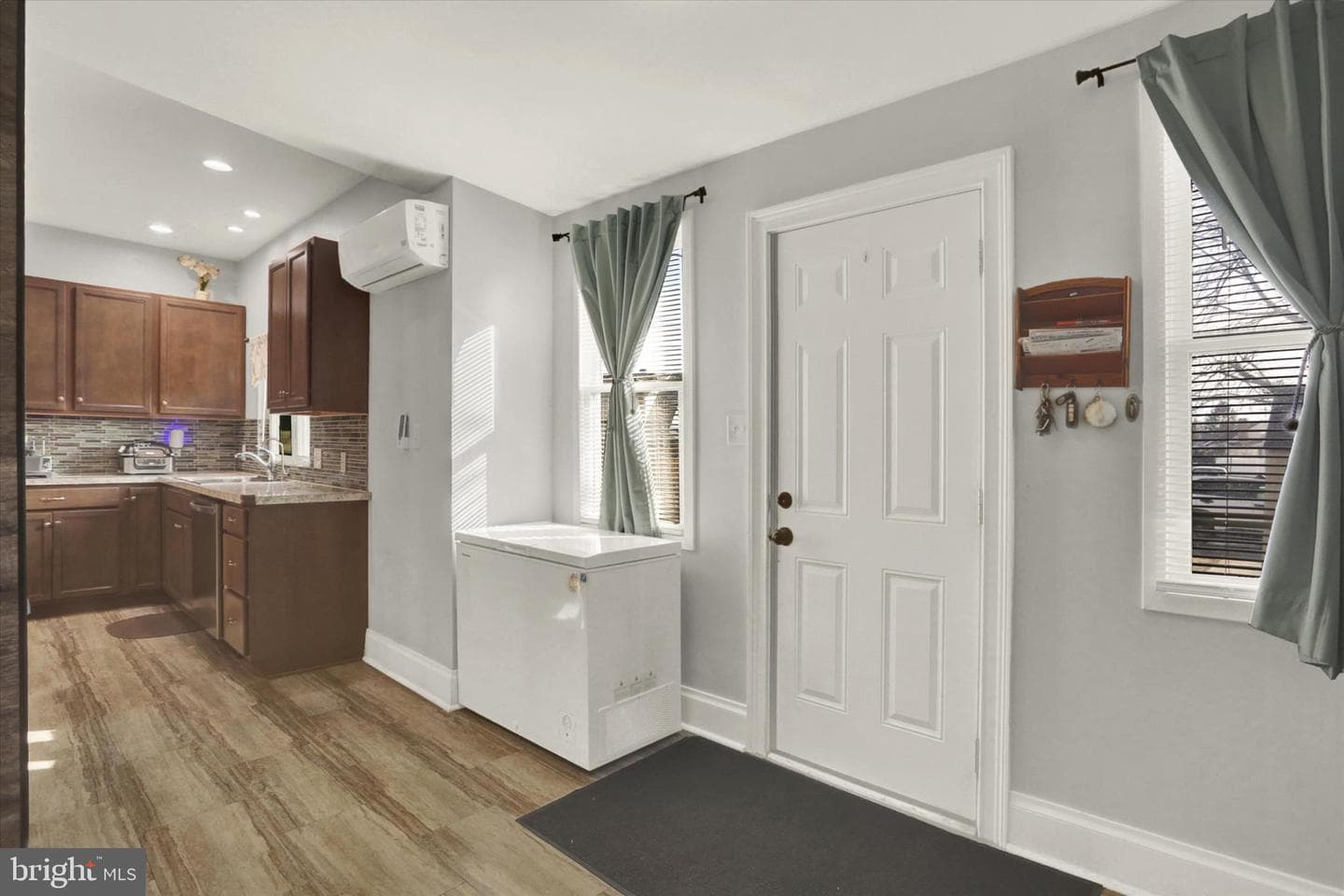 559 N Bedford Street photo 12