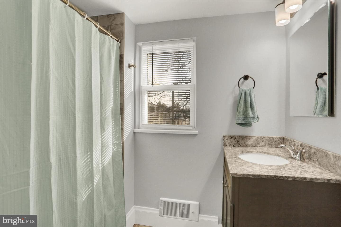559 N Bedford Street photo 20