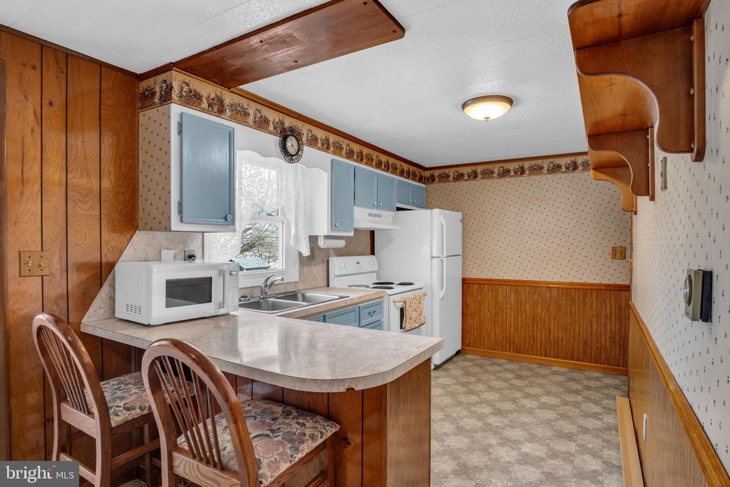 647 N Middle Road photo 10