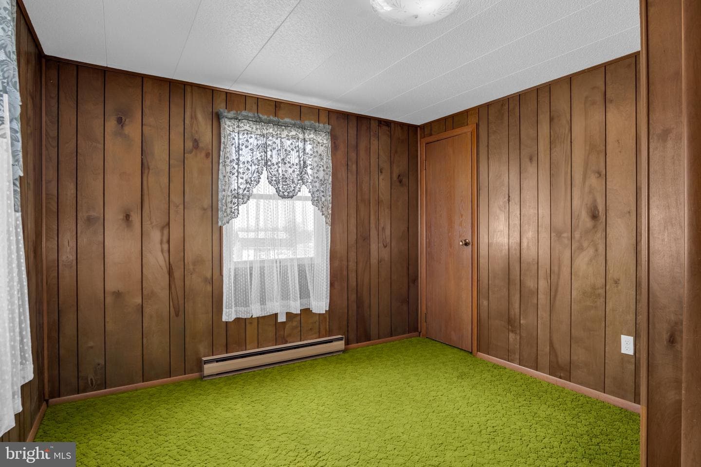 647 N Middle Road photo 17