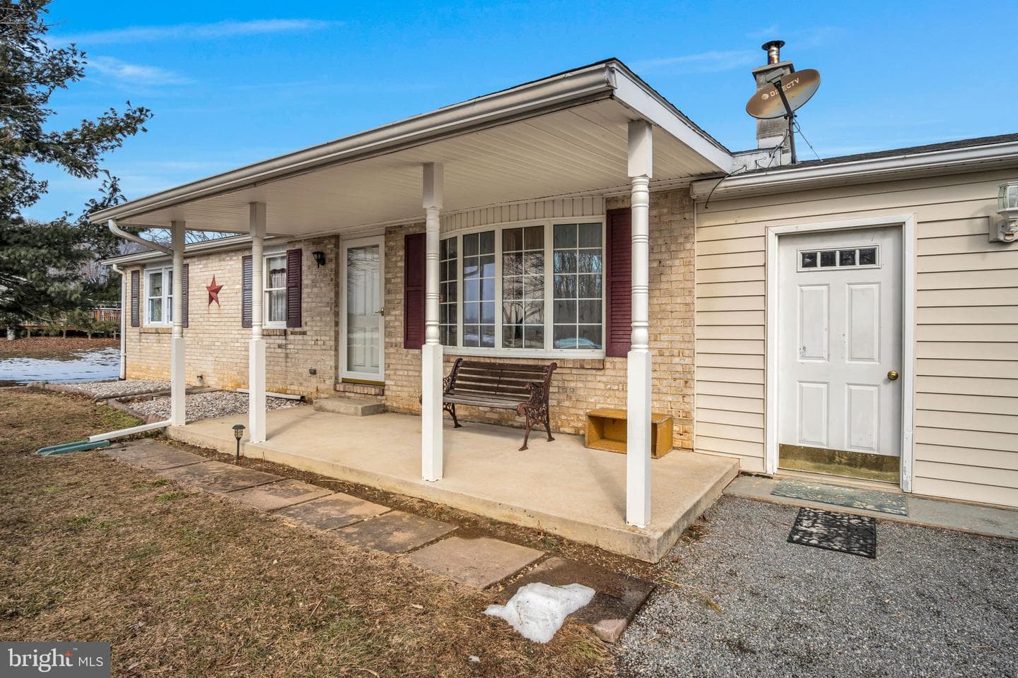 647 N Middle Road photo 2