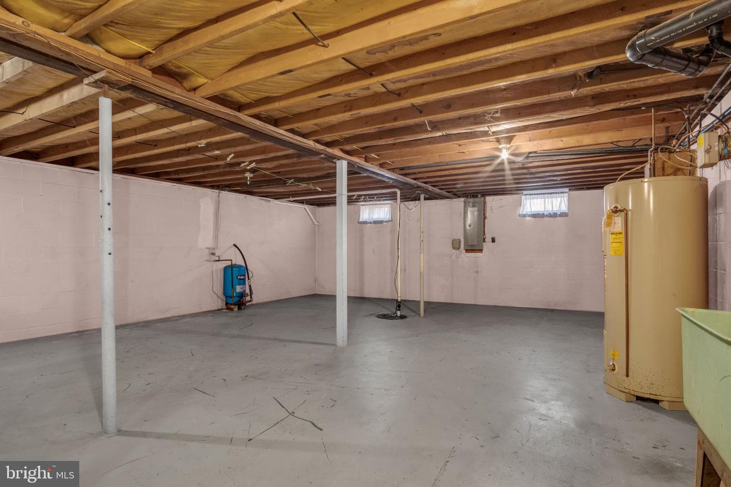 647 N Middle Road photo 24