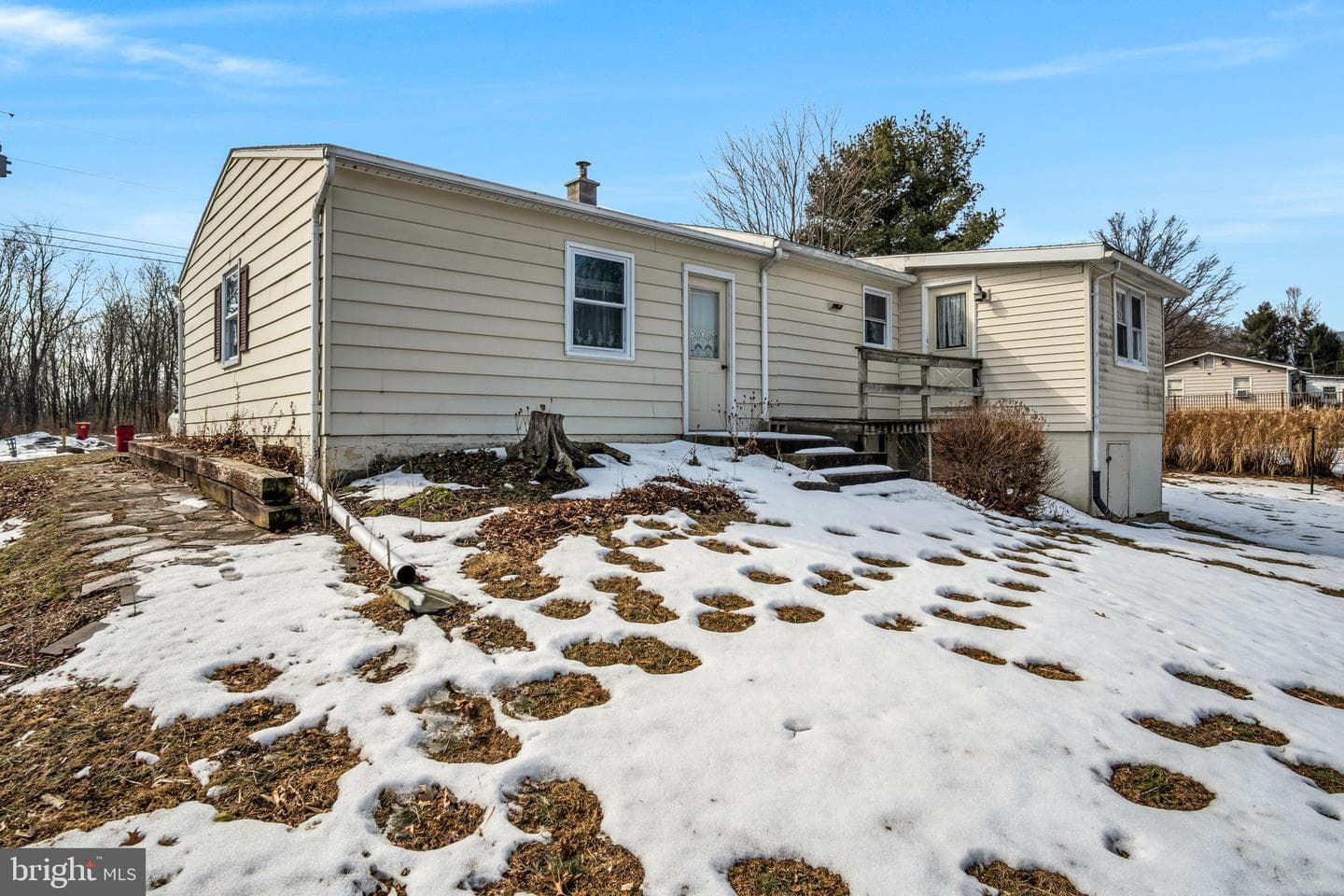 647 N Middle Road photo 29