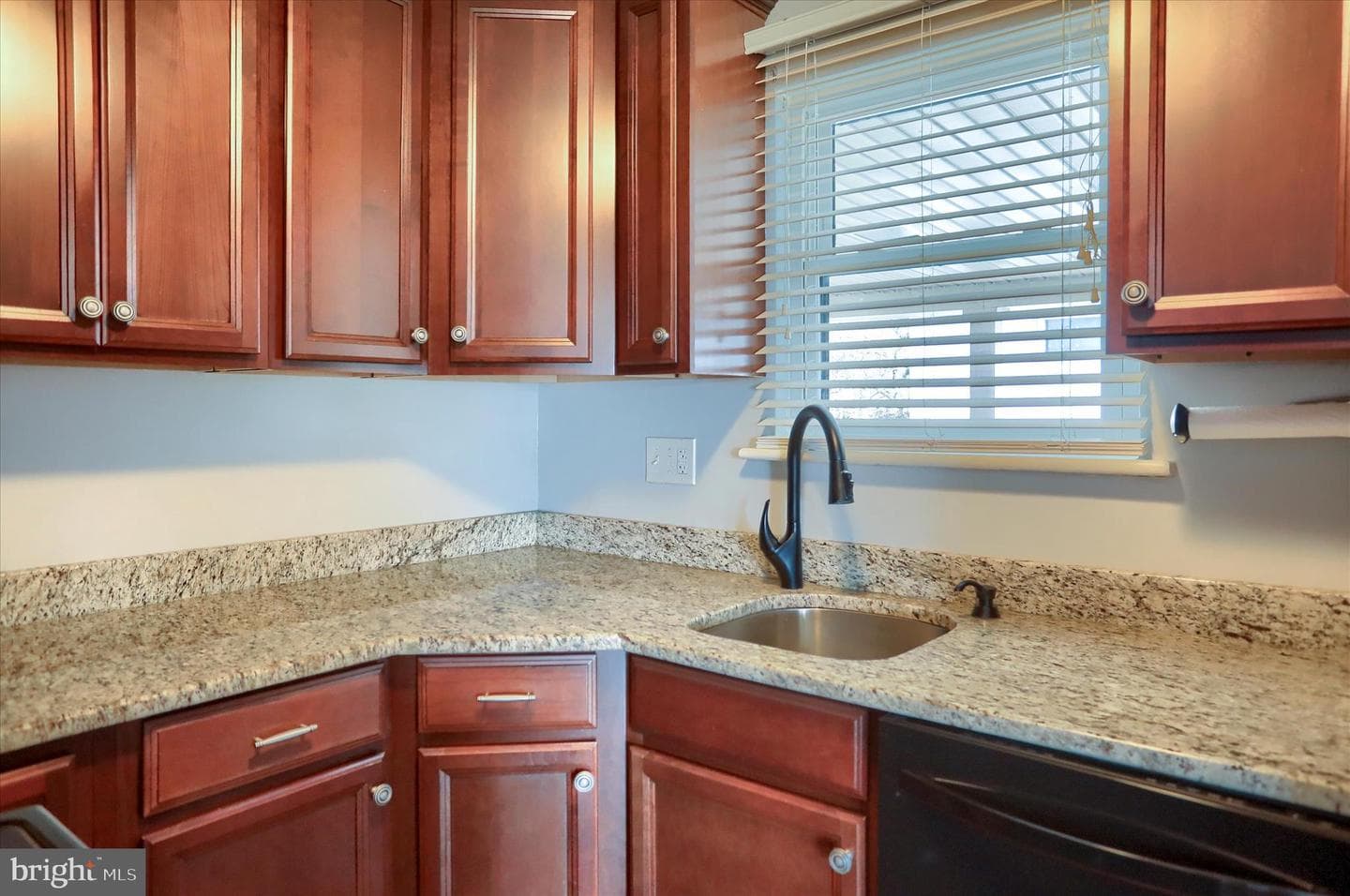 550 Walton Street photo 14