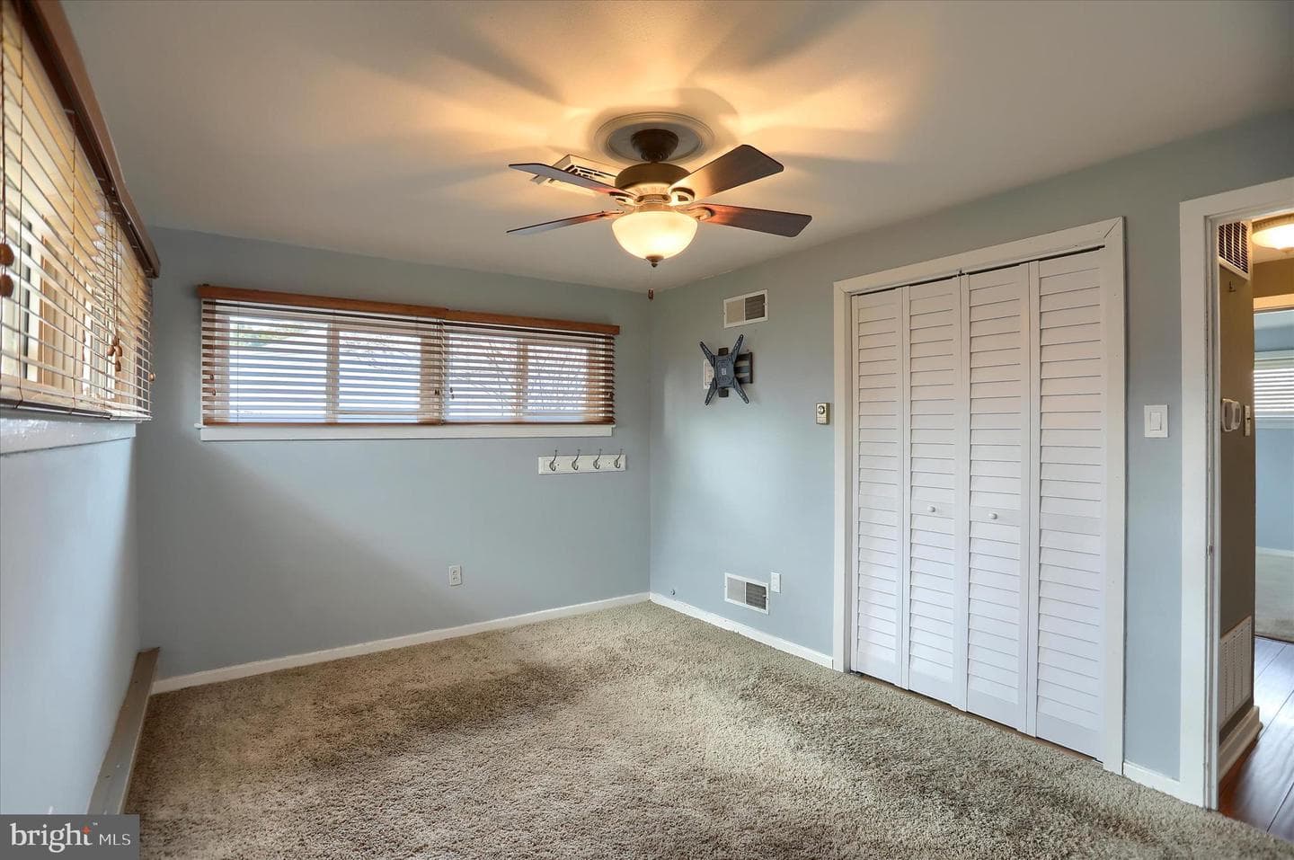 550 Walton Street photo 16