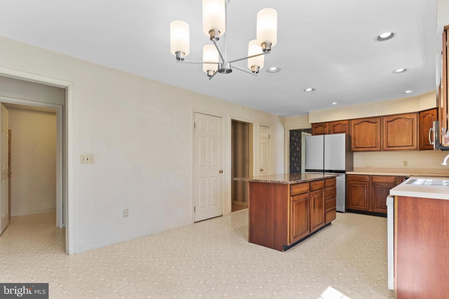 914 Maplewood Lane photo 6