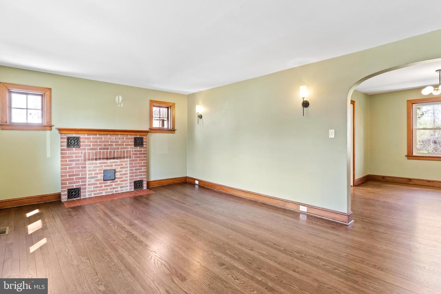 251 E Pomfret Street photo 9