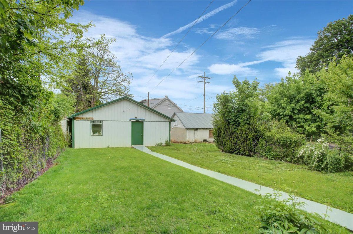 351 E Burd Street photo 32