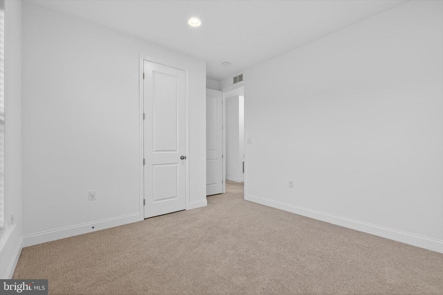 87 Edris Lane photo 32