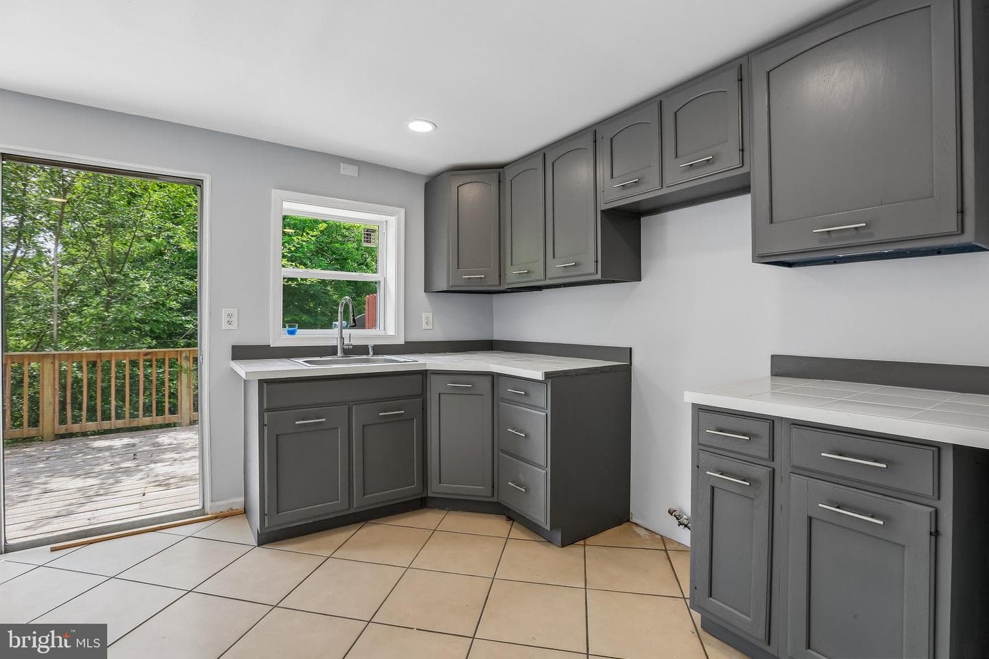 40 E Columbia Road photo 9
