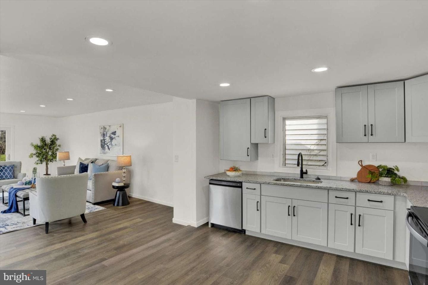 113 N York Street photo 5