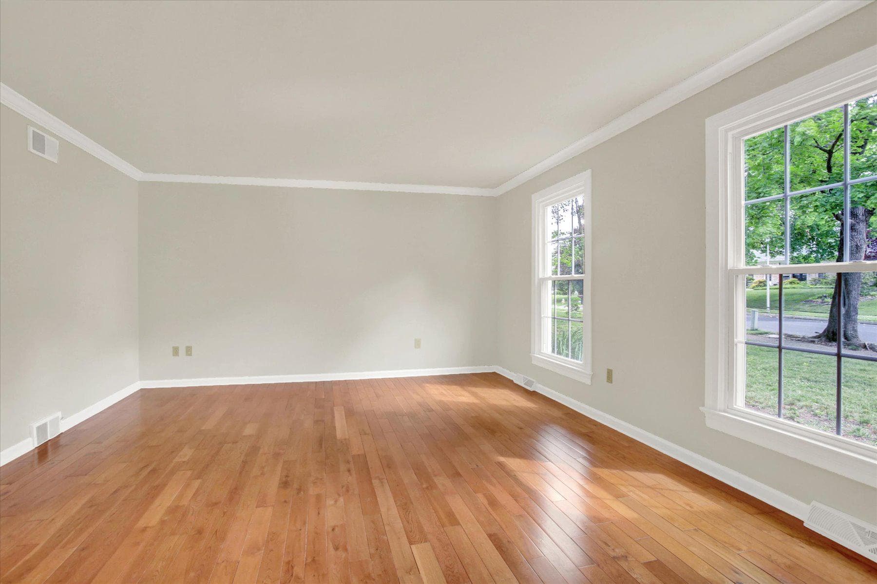 470 Woodcrest Drive photo 4