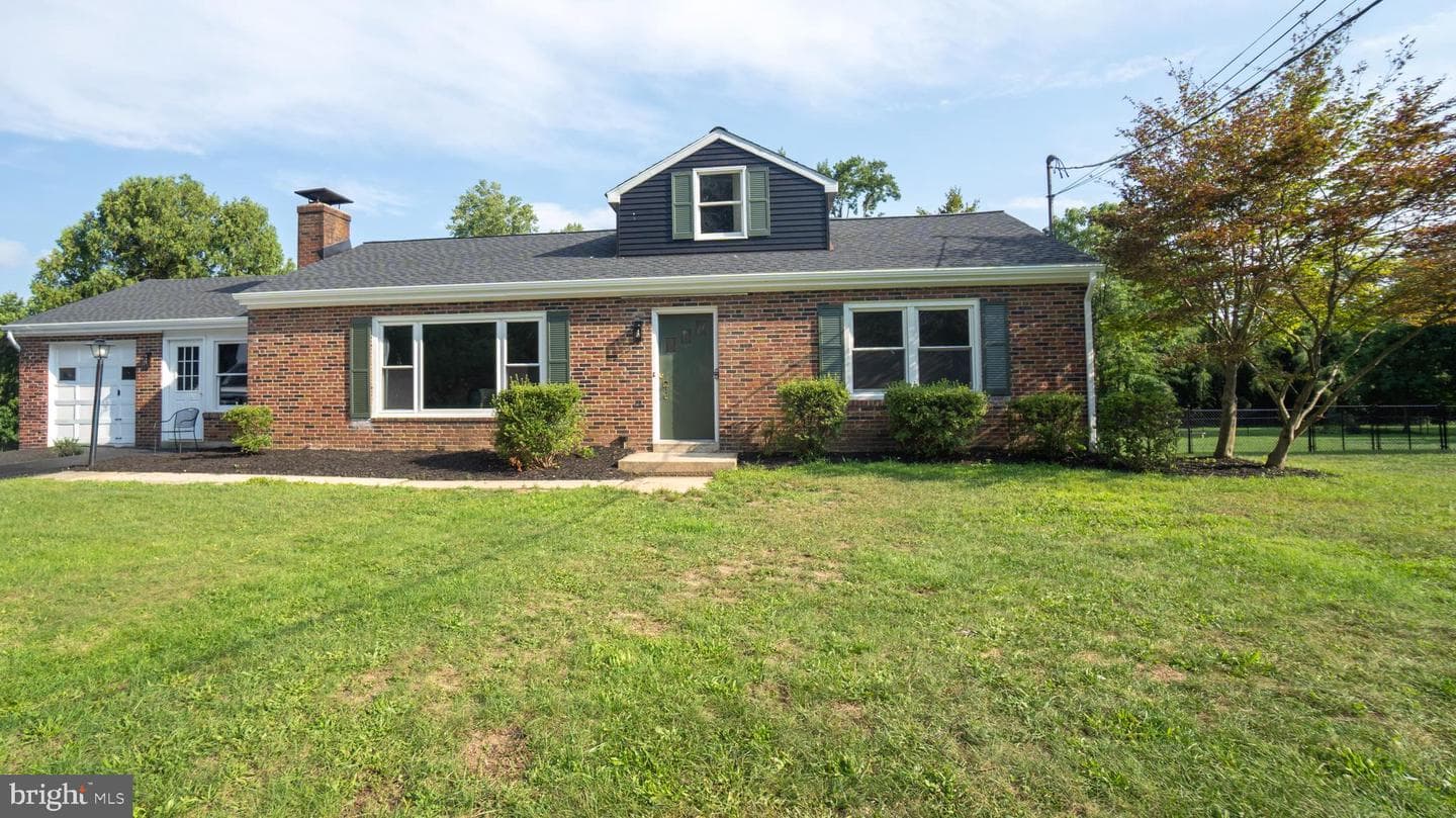 926 Valley Road photo 1