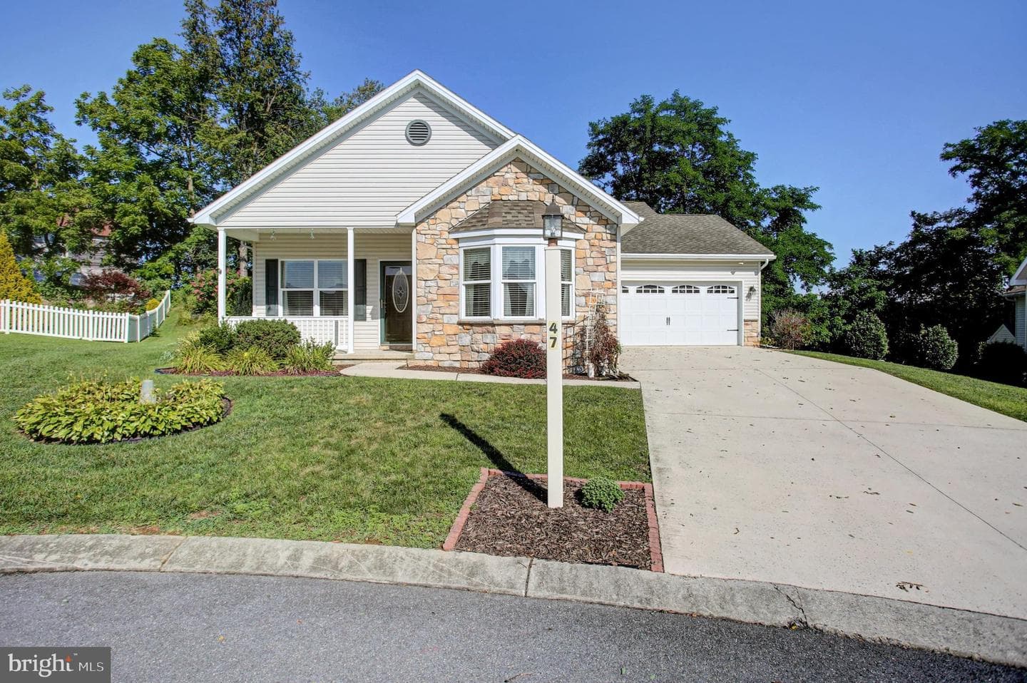 47 Colonial Court photo 1