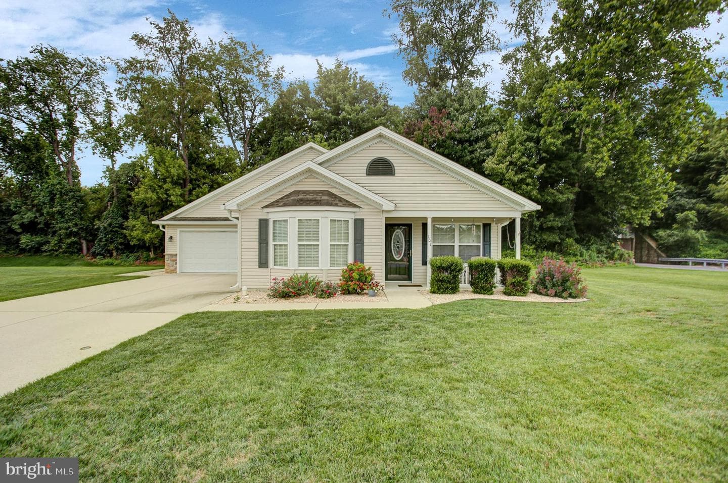 101 Colonial Court photo 1
