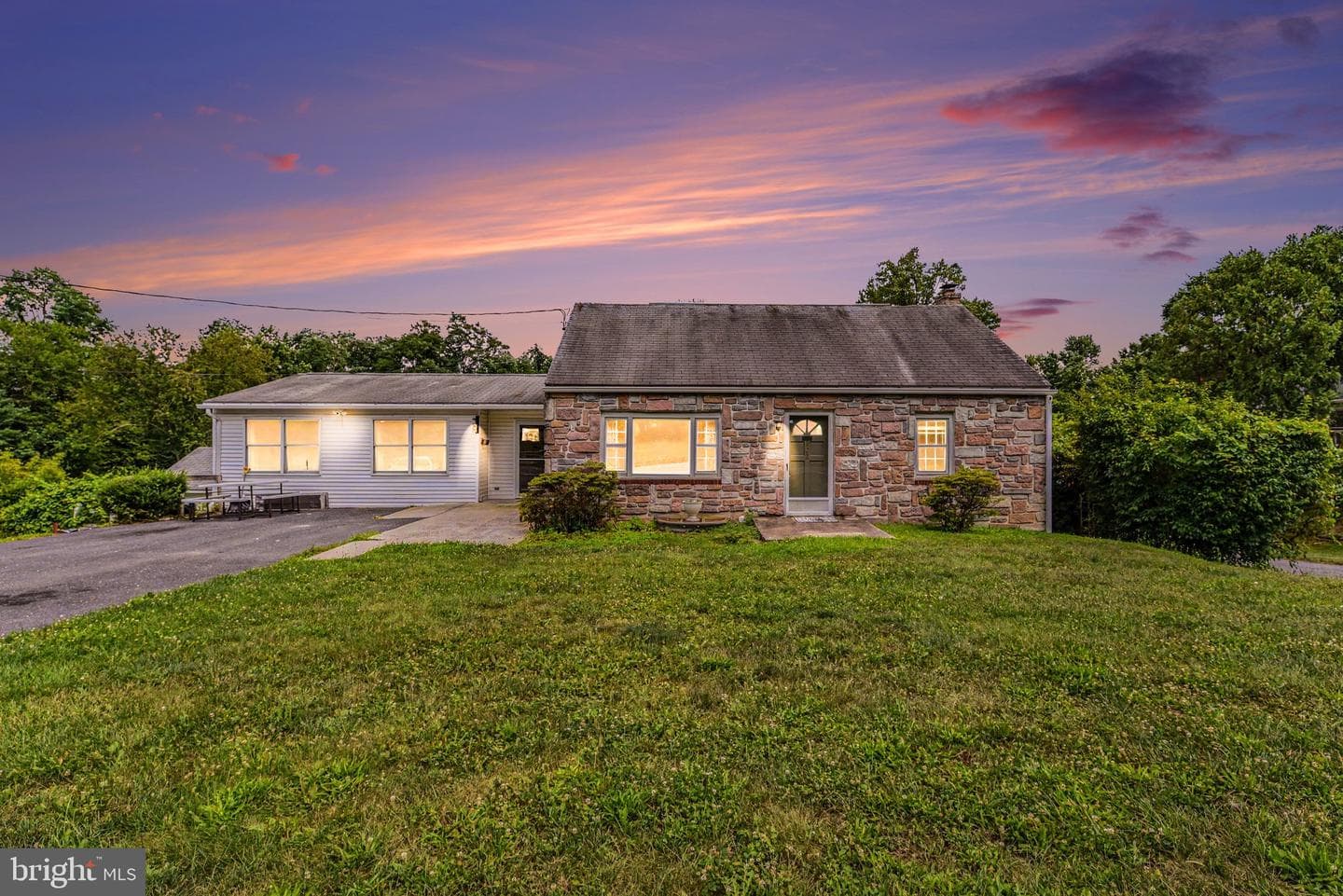 922 Valley Road photo 1