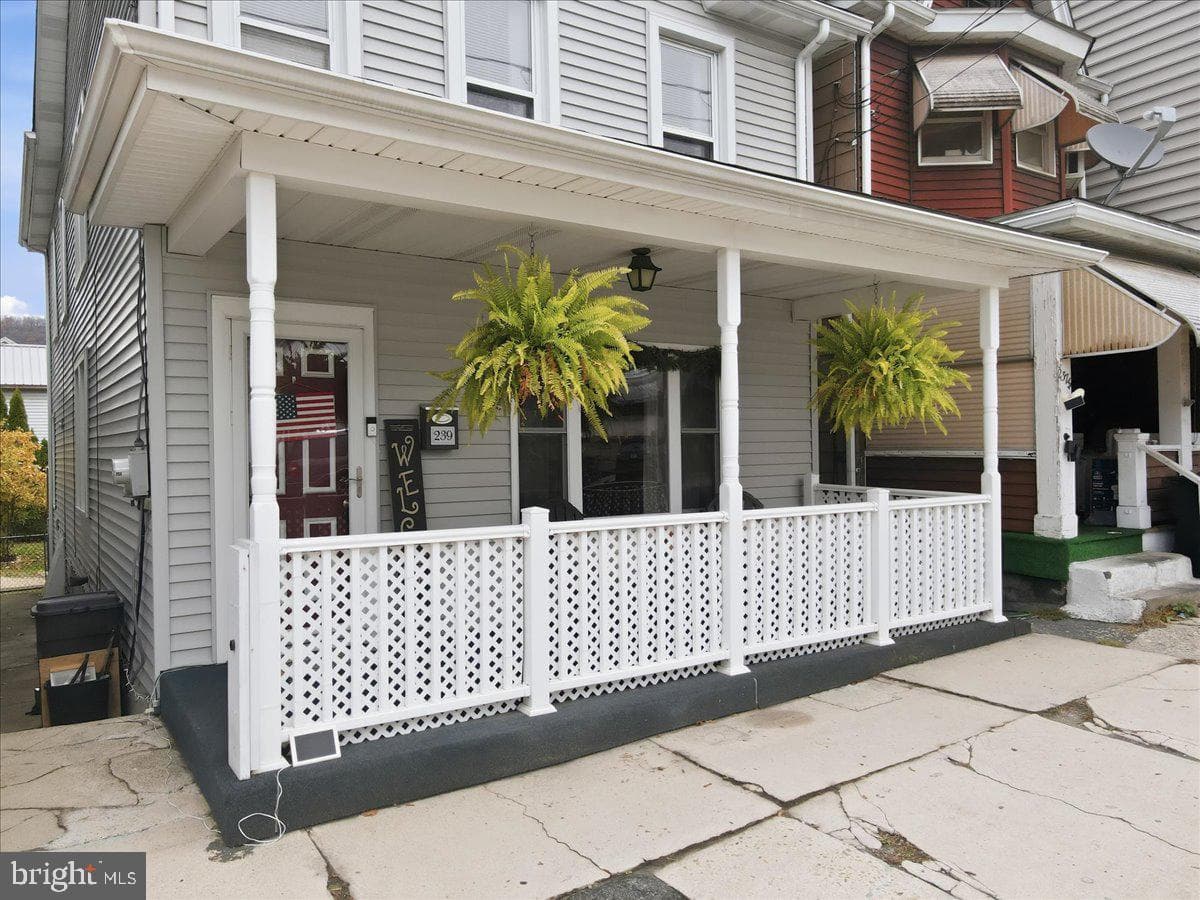 239 W Bertsch Street photo 8