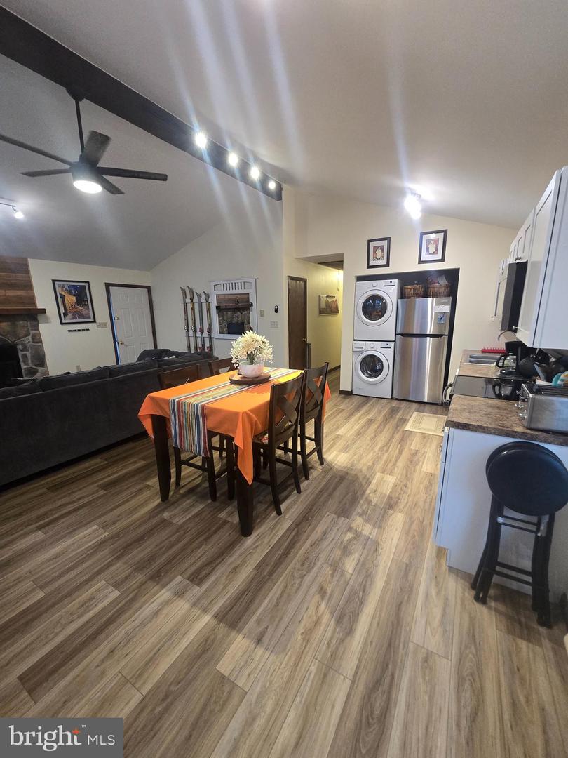 17 Van Doren Mews photo 32