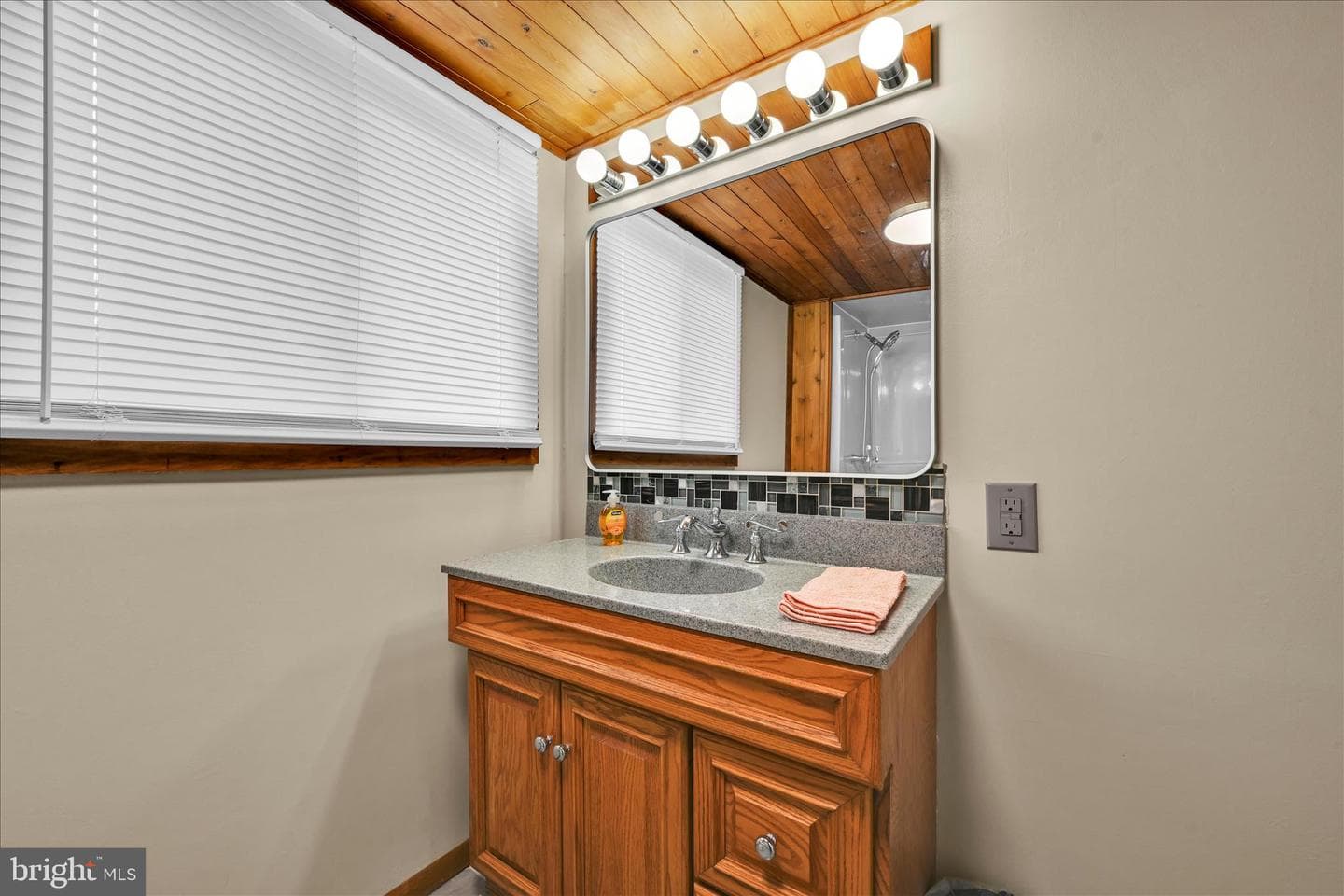 319 W Ridge Street photo 20