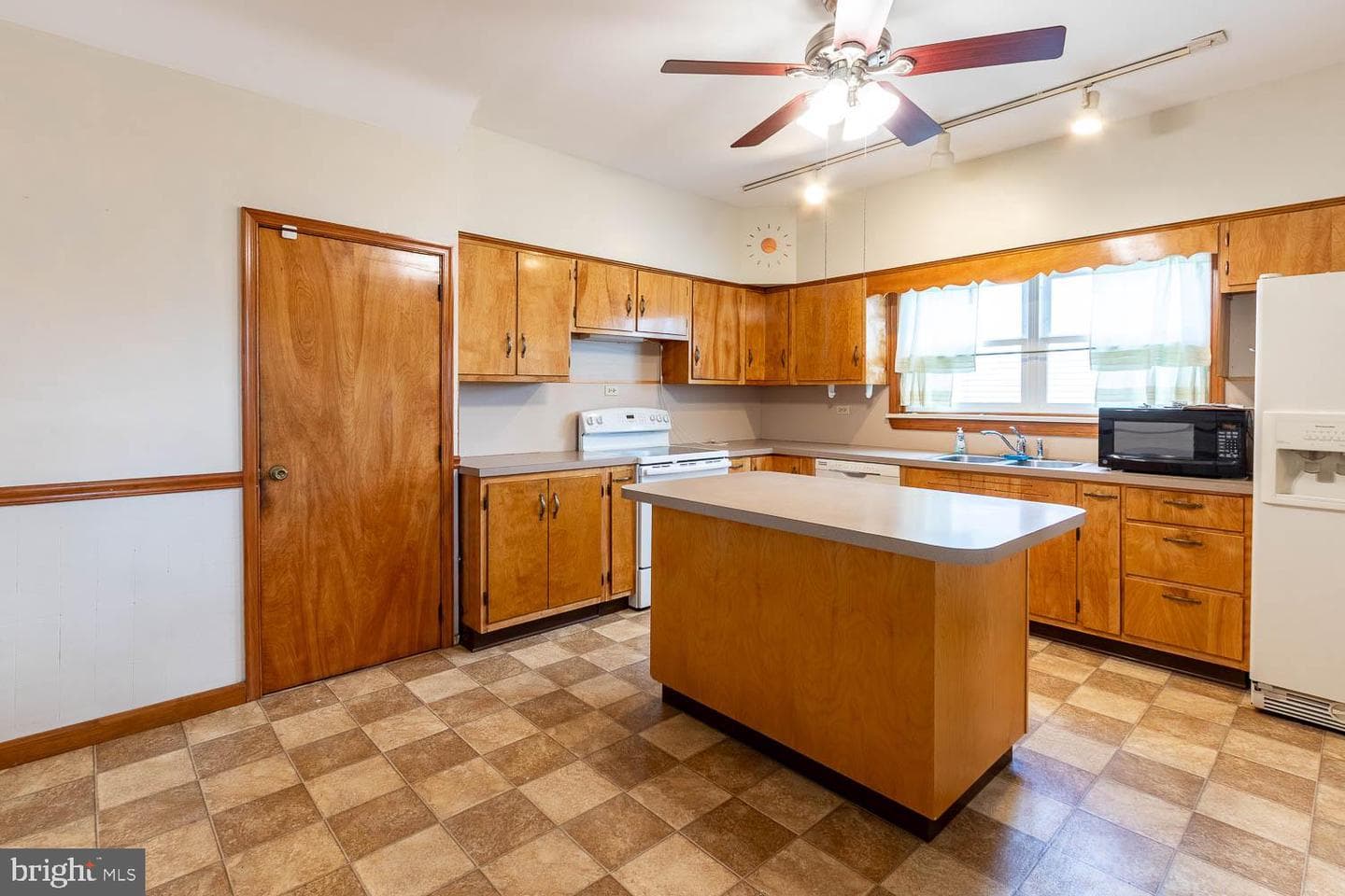 219 Elizabeth Street photo 11
