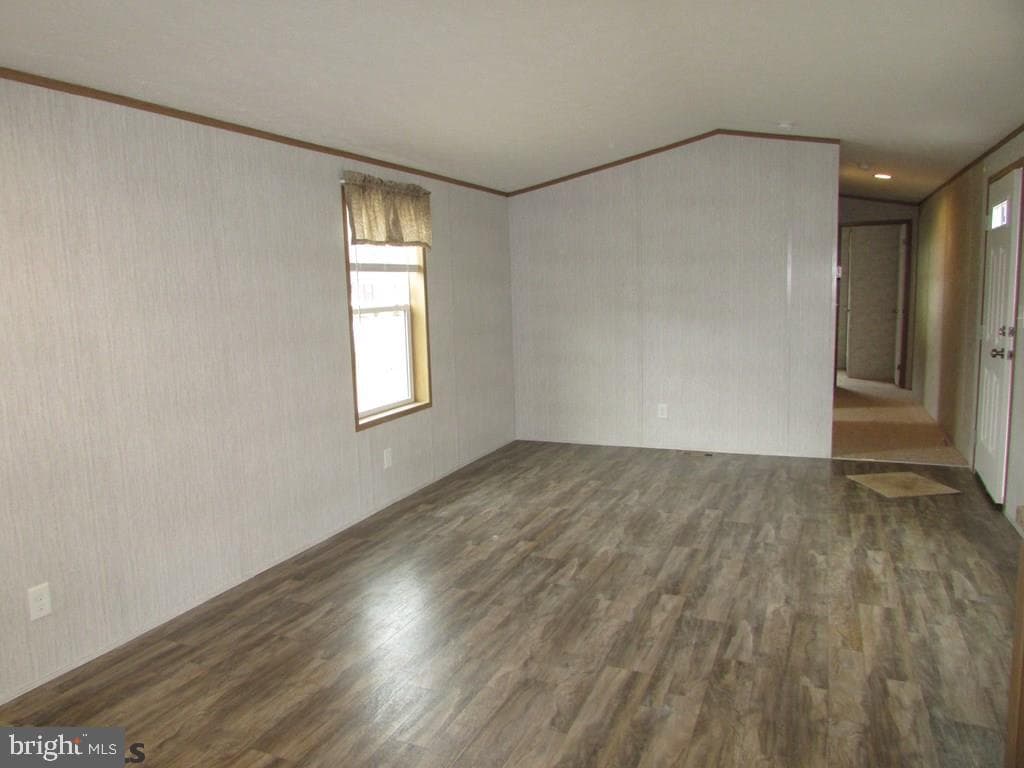 382 Hawk Lane photo 3