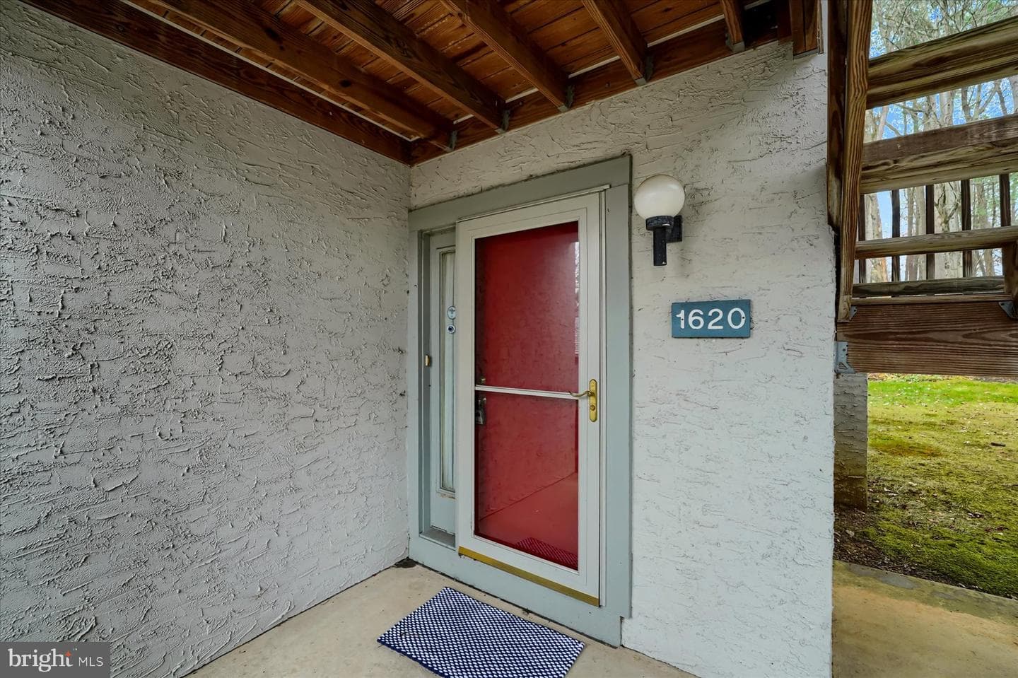 1620 Woodledge Circle photo 2