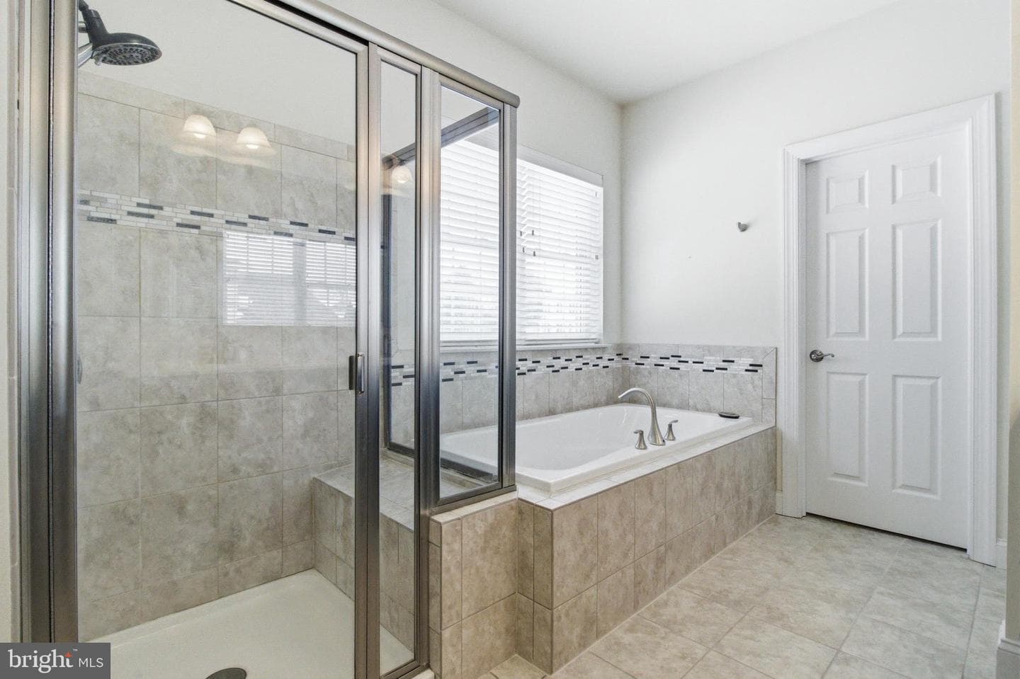 240 Aster Avenue photo 29