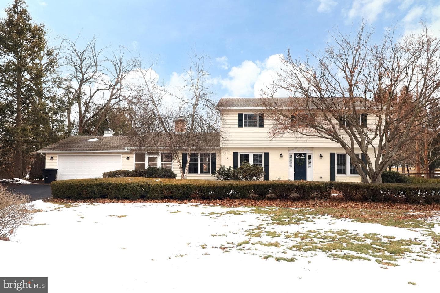 1027 Greenbriar Drive photo 2