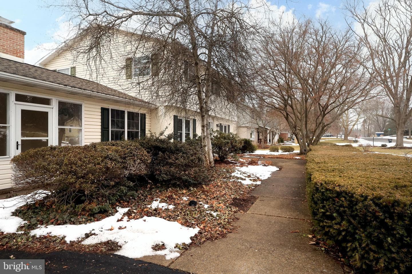 1027 Greenbriar Drive photo 5