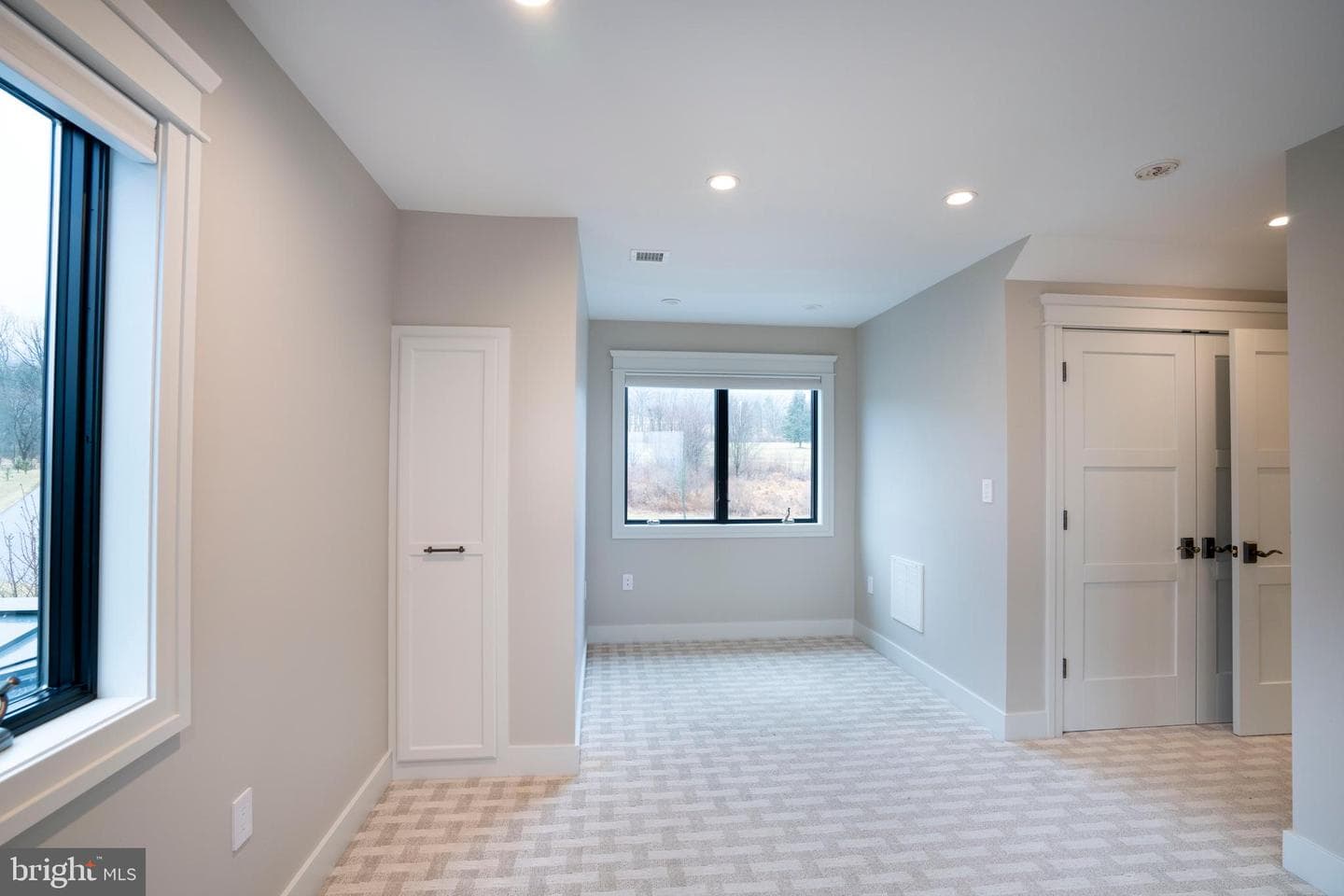 373 W Crestview Avenue photo 65