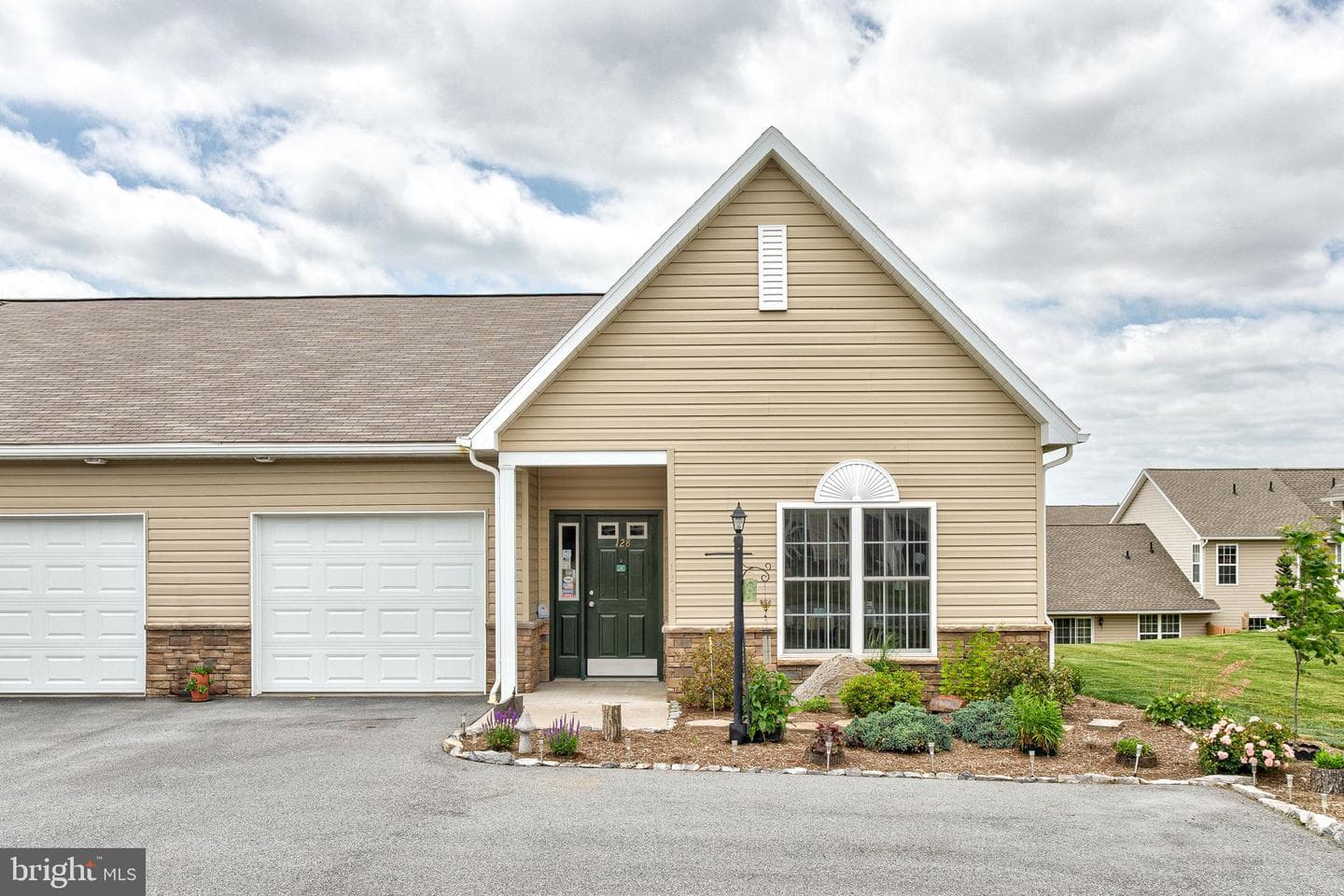 128 Gemstone Drive photo 1