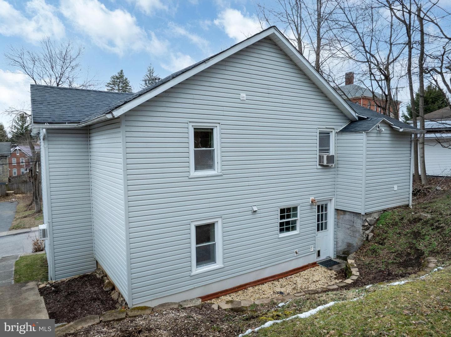 328 E Logan Street photo 11