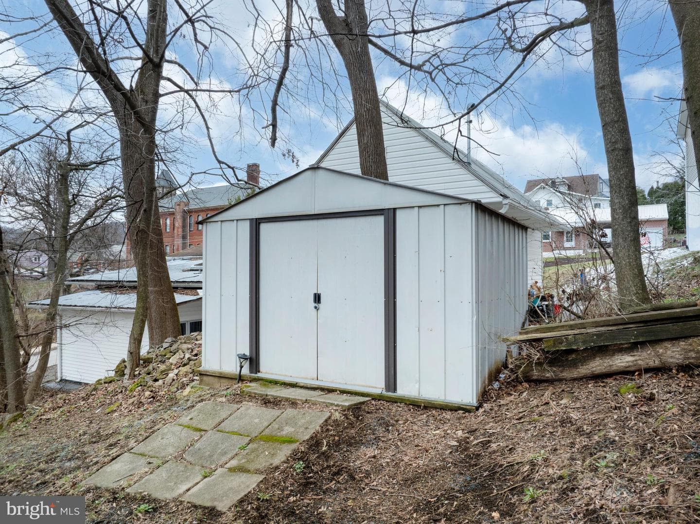 328 E Logan Street photo 12