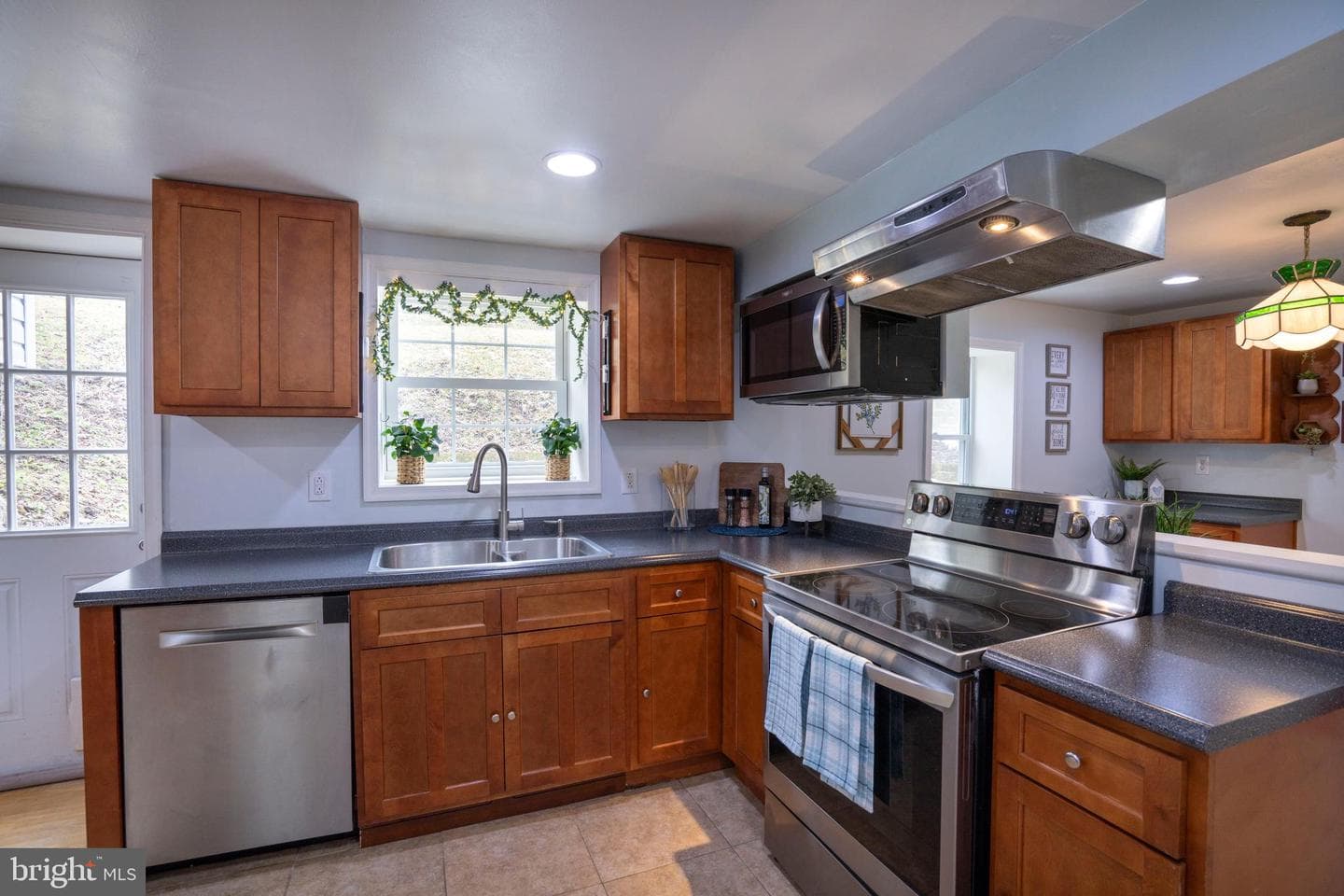 328 E Logan Street photo 2