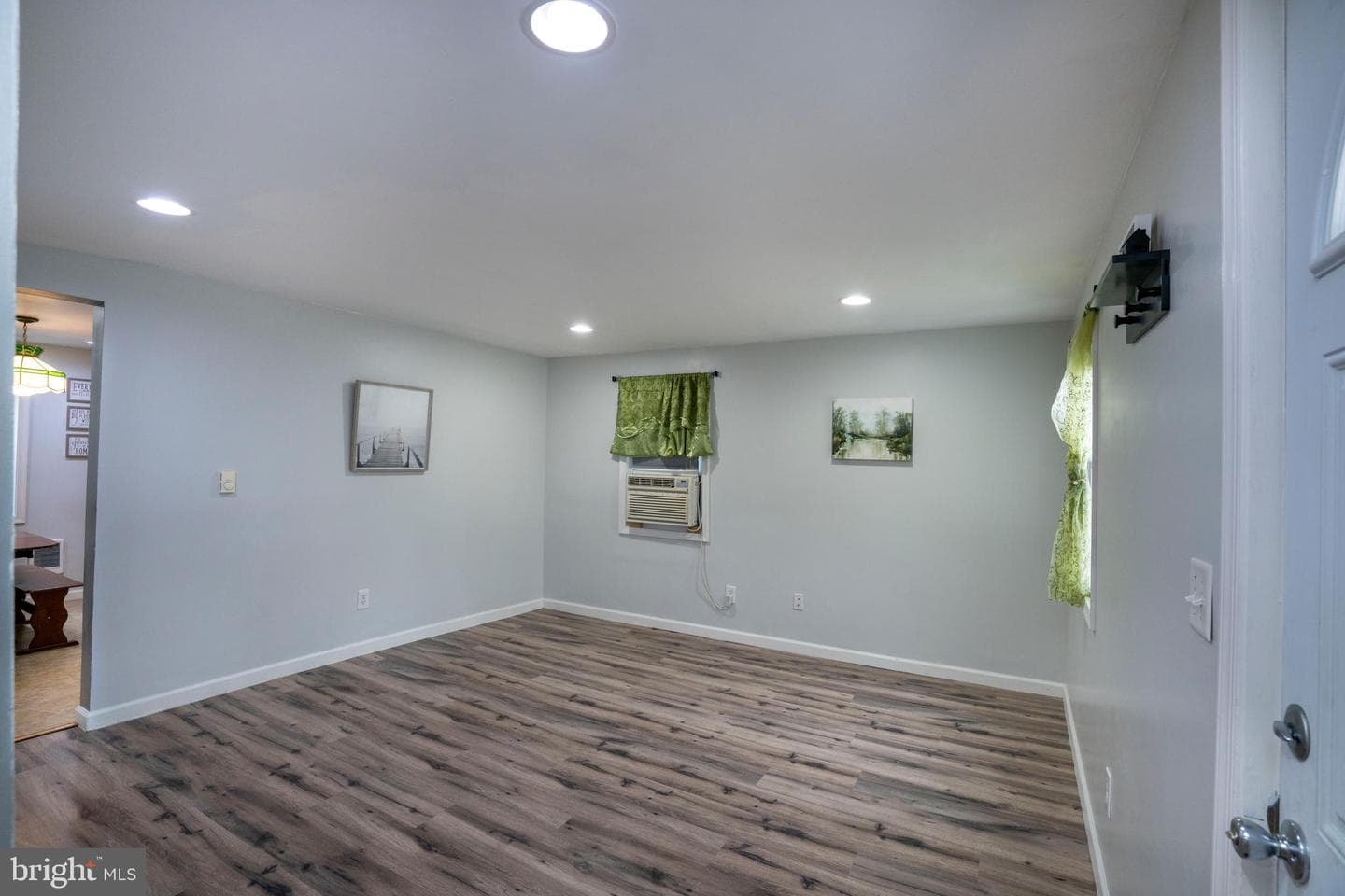 328 E Logan Street photo 23