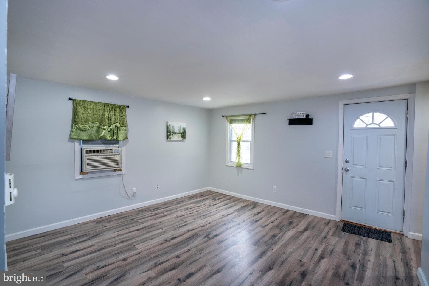 328 E Logan Street photo 24