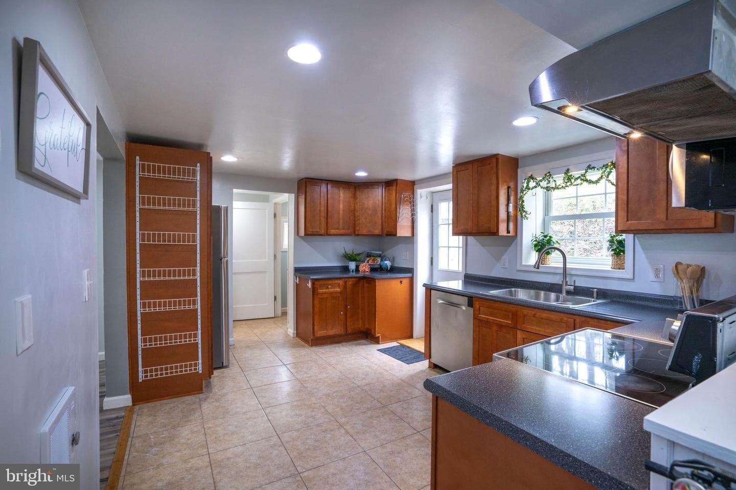 328 E Logan Street photo 28