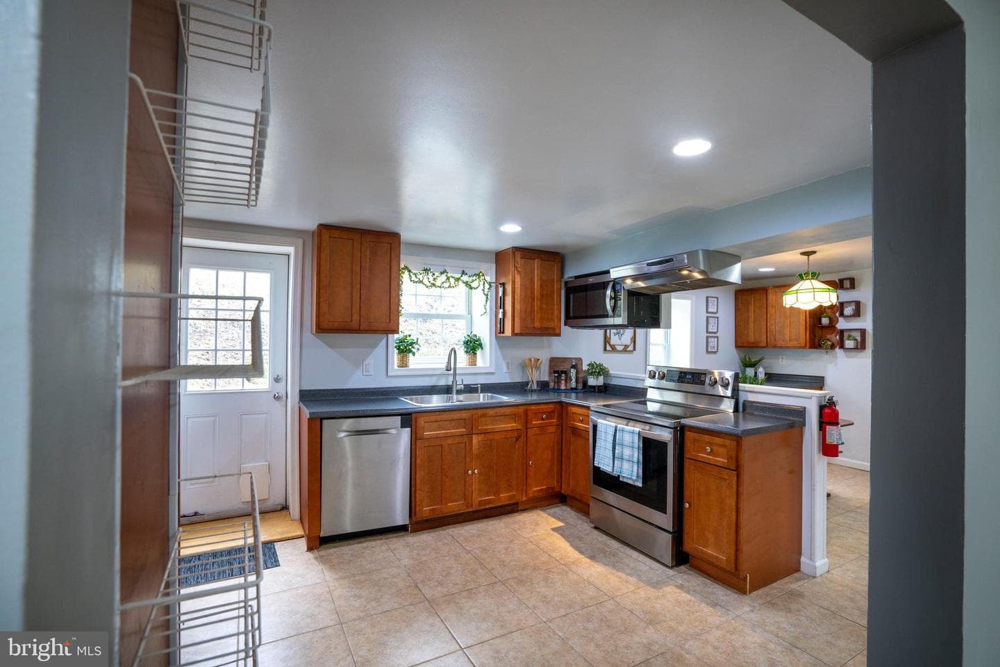 328 E Logan Street photo 29
