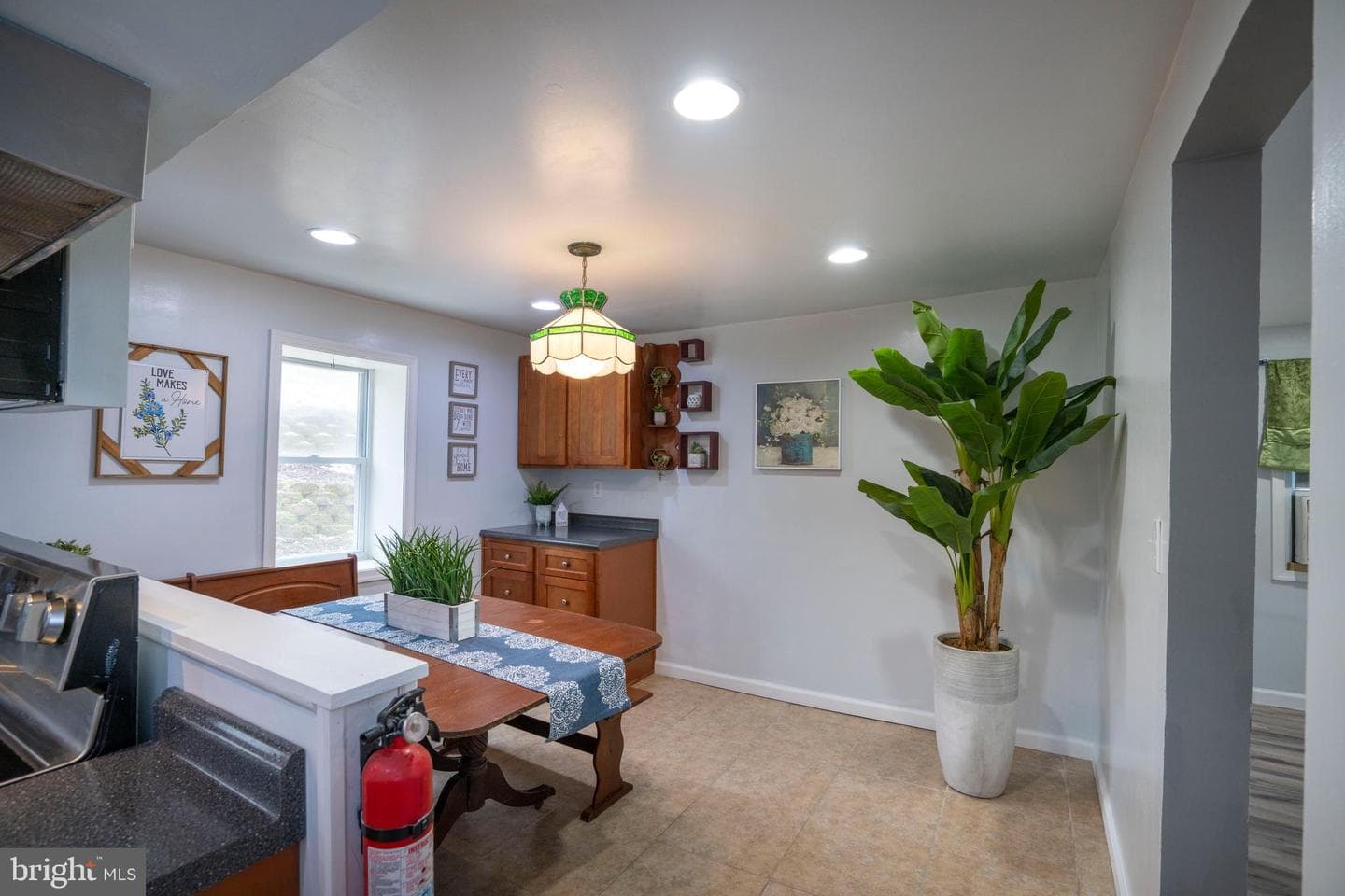 328 E Logan Street photo 3