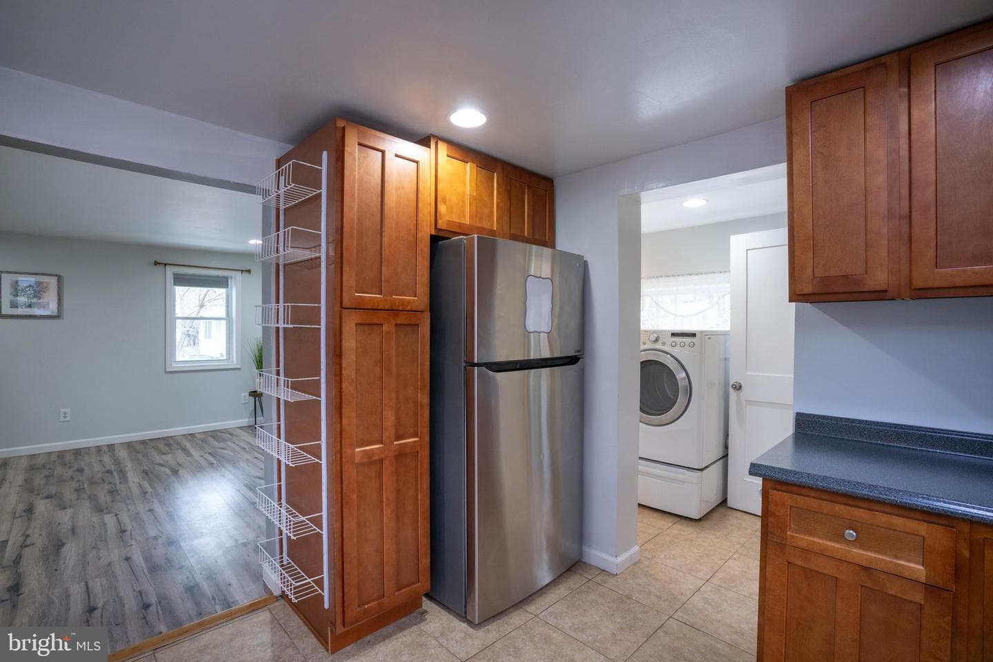 328 E Logan Street photo 32