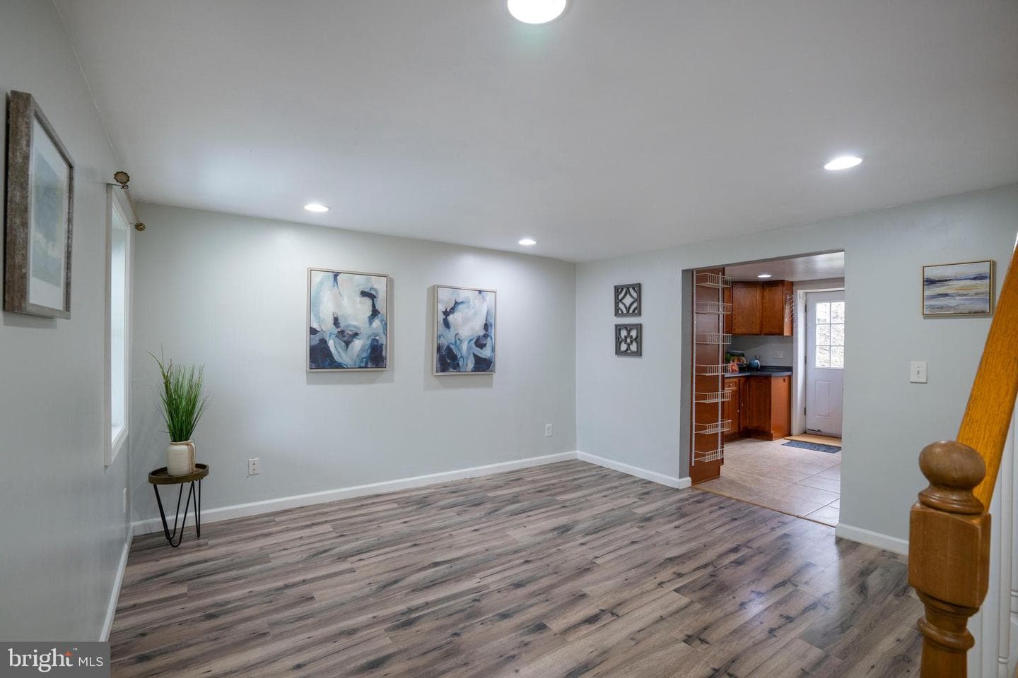 328 E Logan Street photo 4